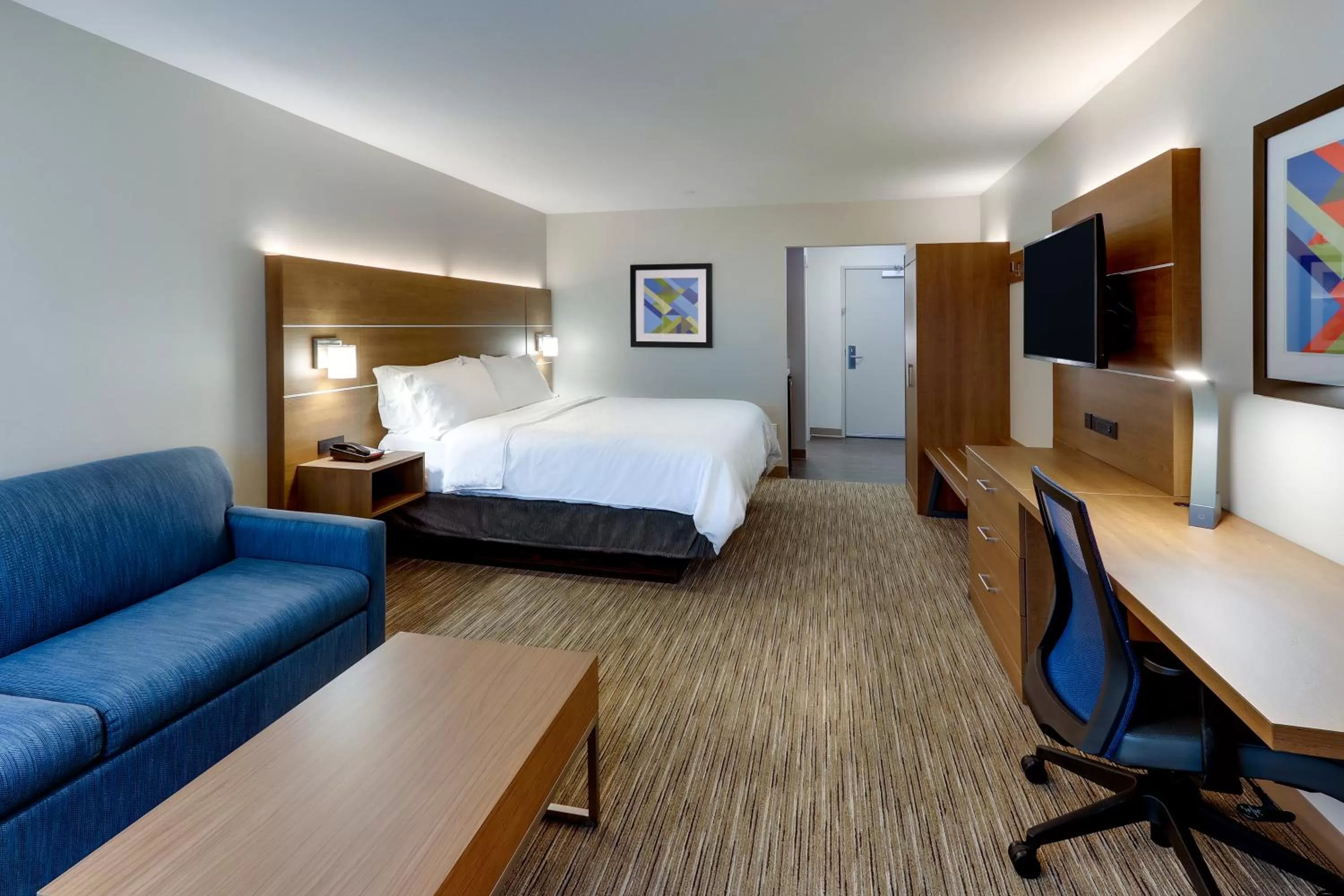 Communal lounge/ TV room, Bed in Holiday Inn Express & Suites - Middletown - Goshen by IHG