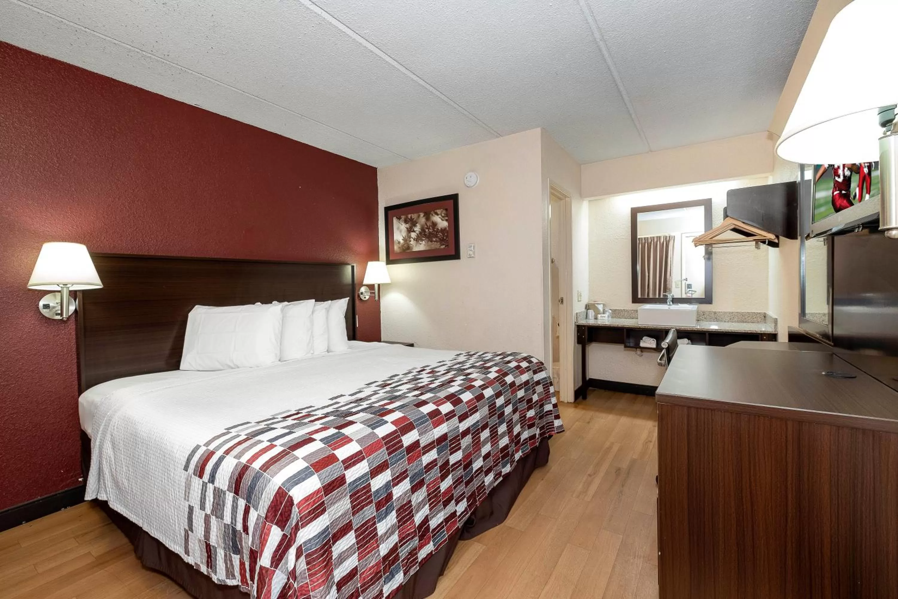 Photo of the whole room, Bed in Red Roof Inn Atlanta - Smyrna/Ballpark