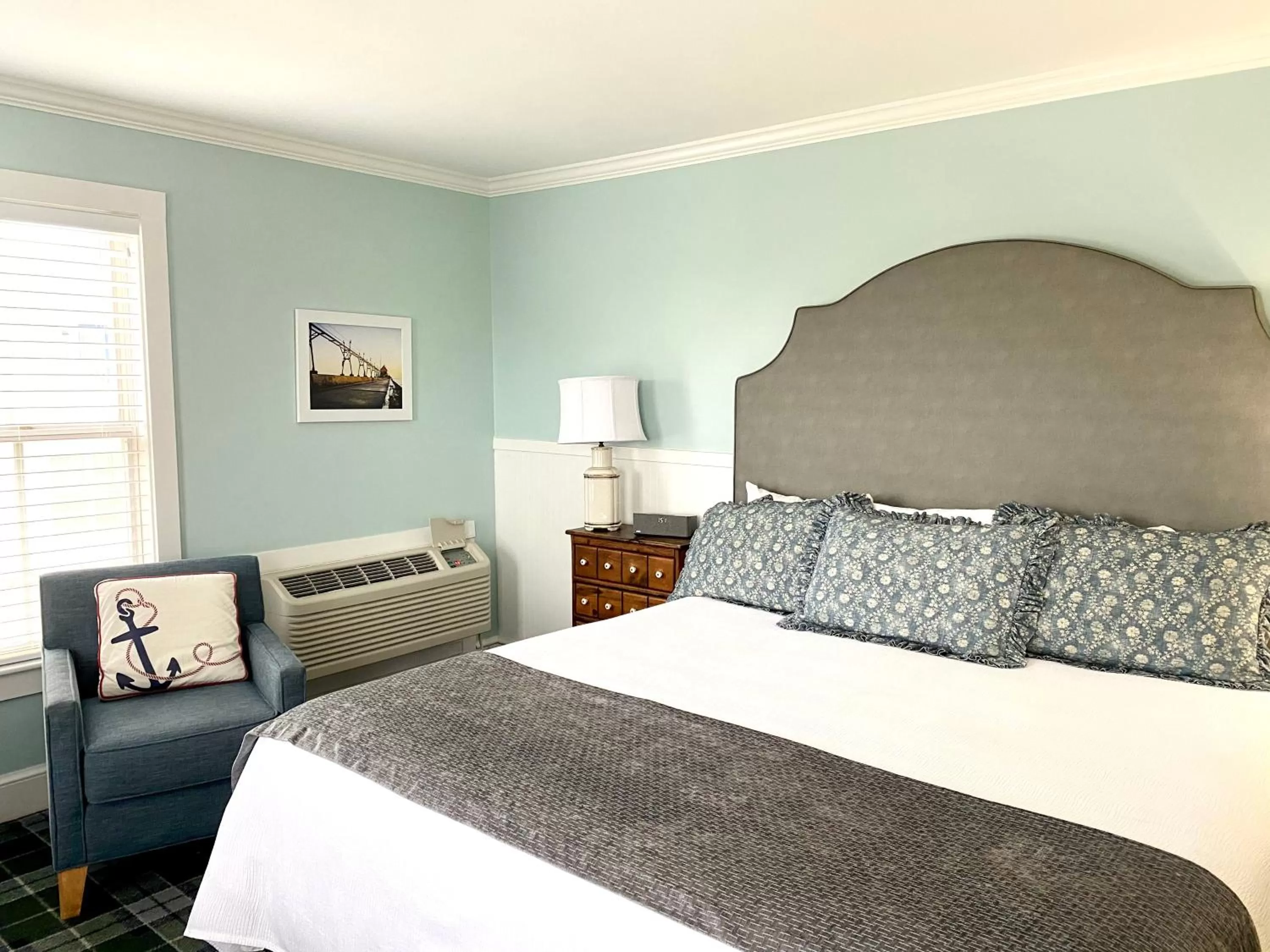 Bed in Harbor House Inn