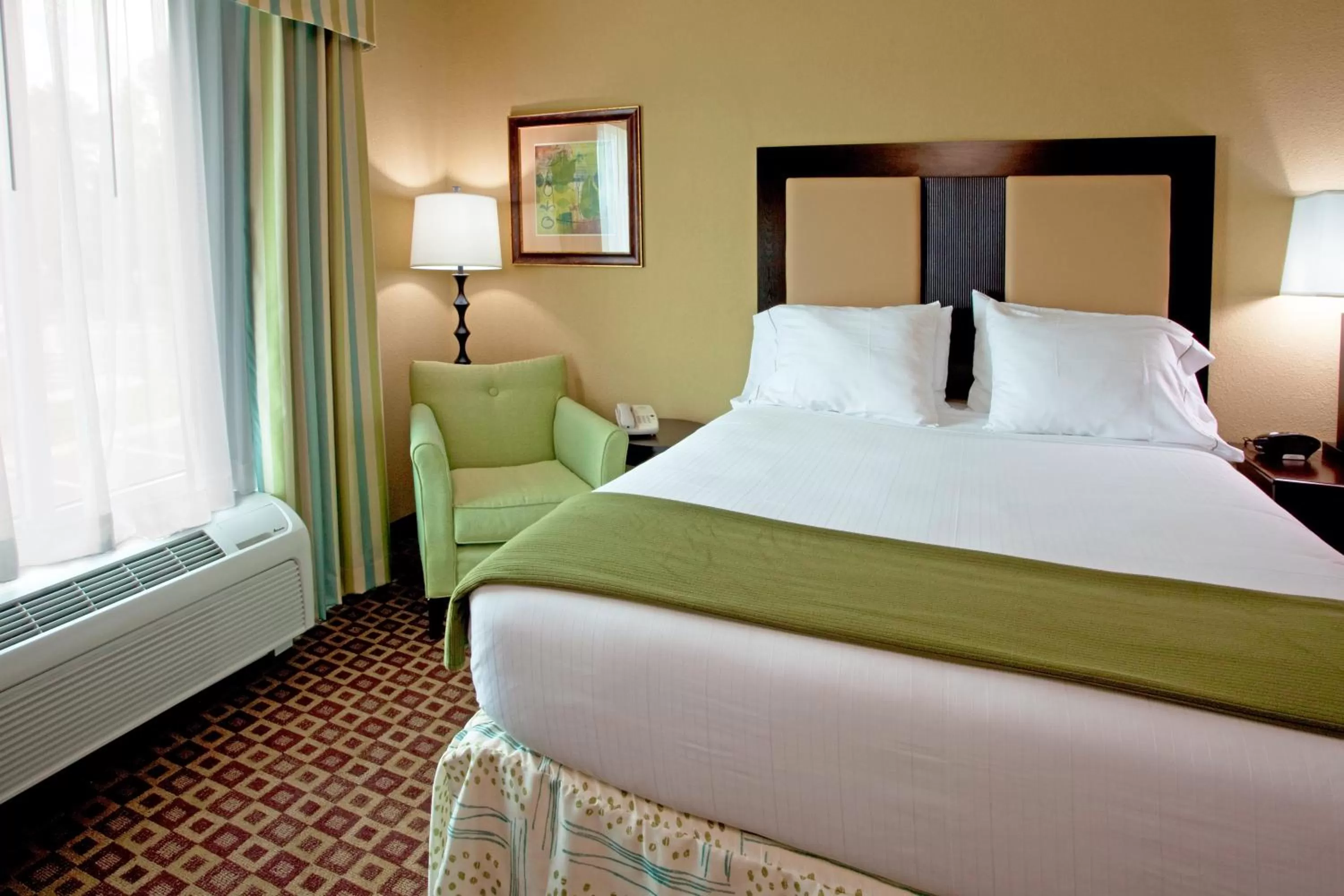 Photo of the whole room, Bed in Holiday Inn Express Hotel & Suites Chaffee - Jacksonville West by IHG