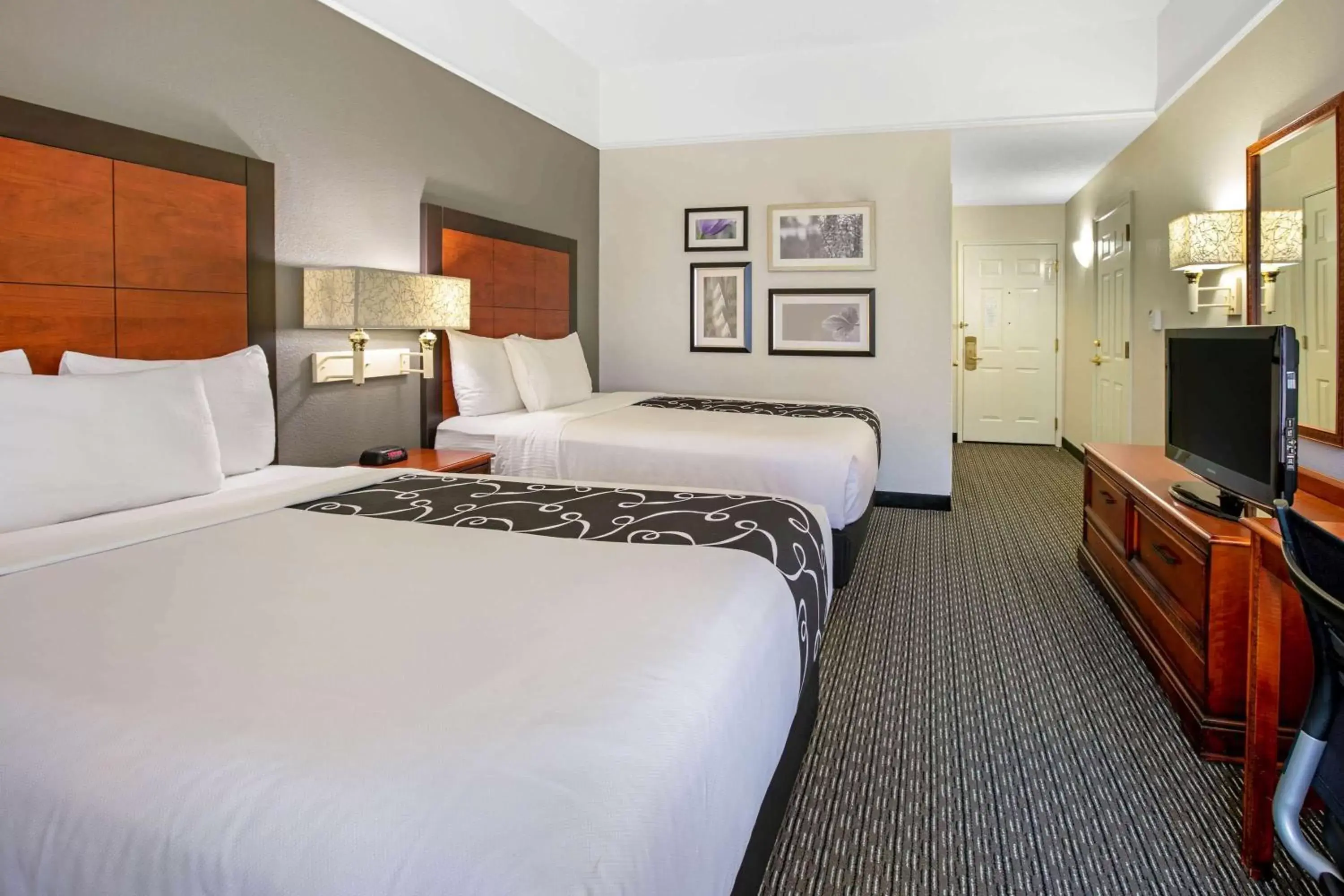 Double Room with Two Double Beds and Bath Tub - Mobility/Hearing Accessible - Non-Smoking in La Quinta by Wyndham DFW Airport South / Irving Double Room with Two Double Beds and Bath Tub - Mobility/Hearing Accessible - Non-Smoking in La Quinta by Wyndham DFW Airport South / Irving