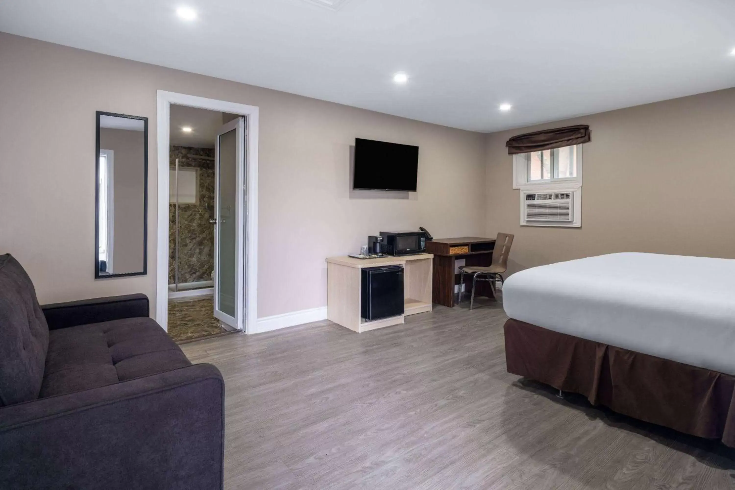 King Room - Non-Smoking in Super 8 by Wyndham Niagara Falls ON King Room - Non-Smoking in Super 8 by Wyndham Niagara Falls ON