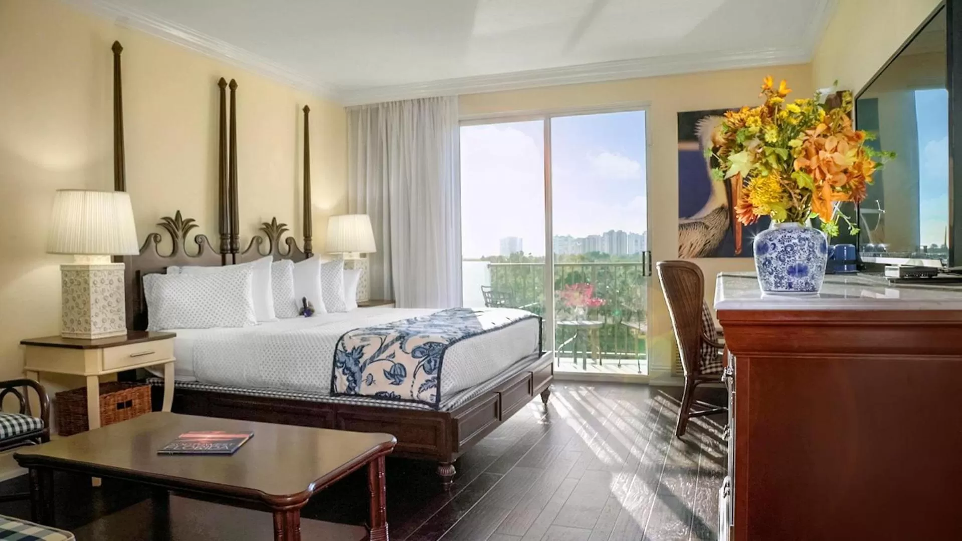 Lake view, Bed in Inn at Pelican Bay