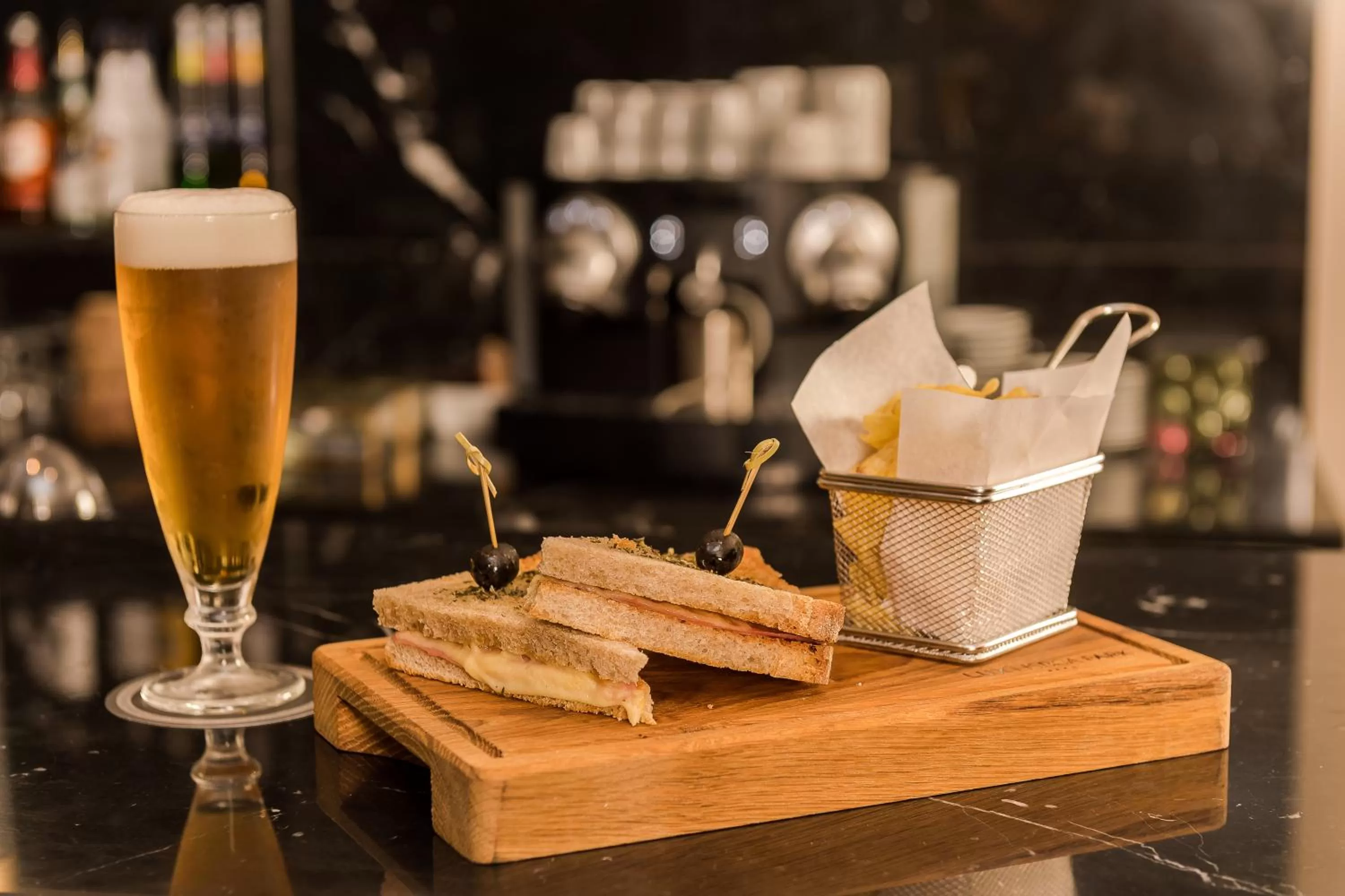 Restaurant/places to eat in Lux Lisboa Park