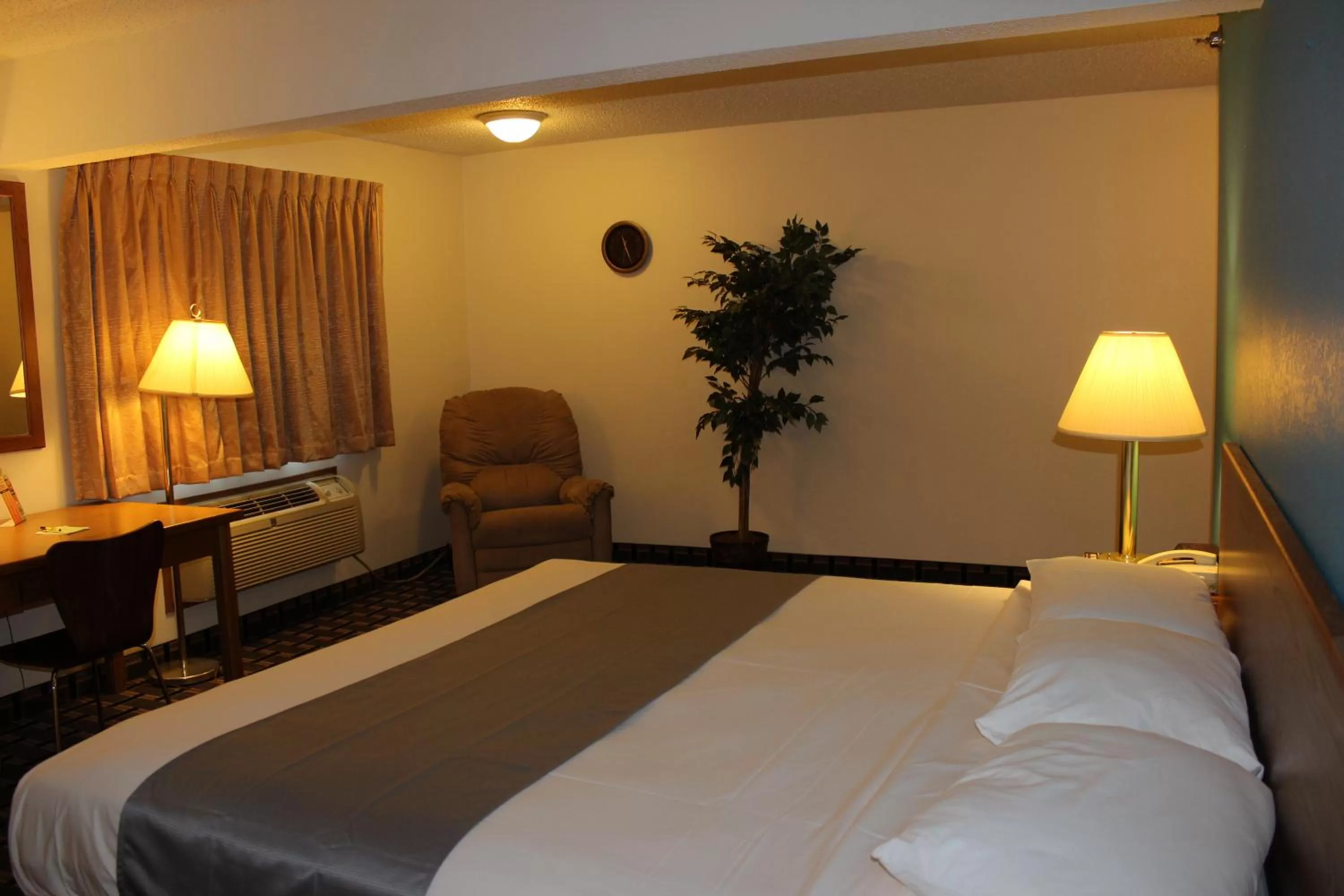 Business King Room - Smoking in Super 8 by Wyndham Lincoln West