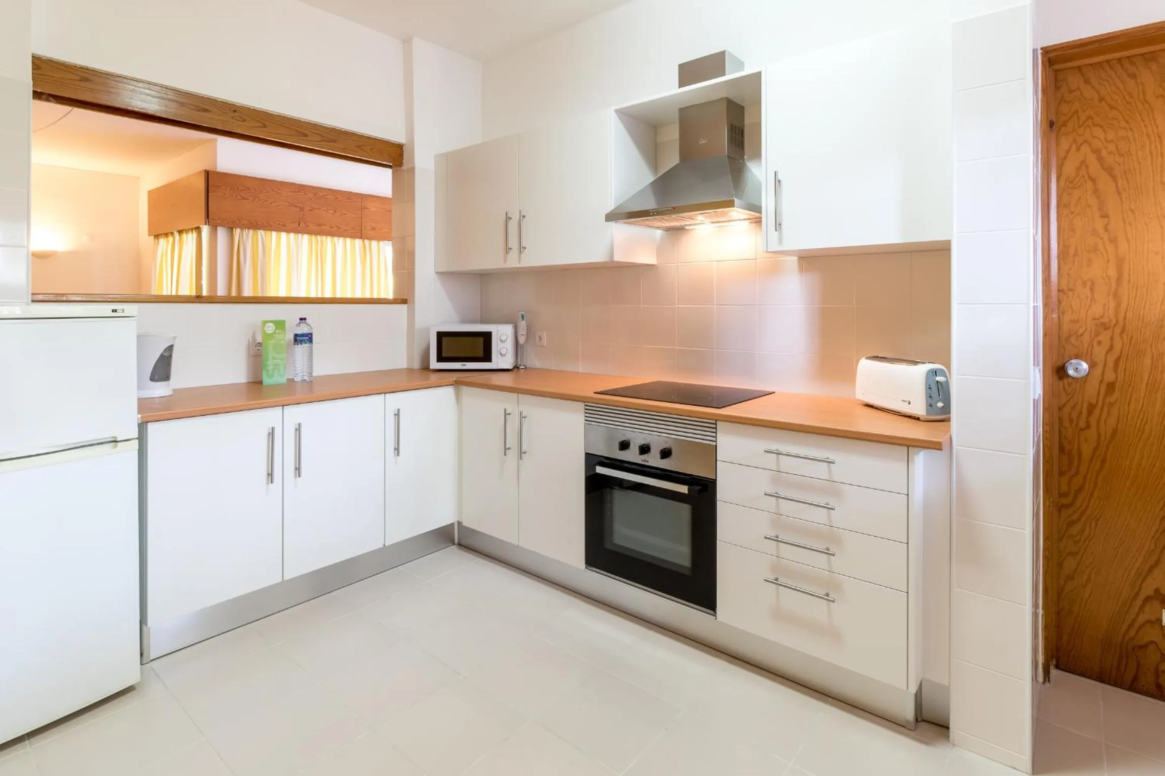 Kitchen or kitchenette in Apartamentos Turisticos Pinhal Da Marina