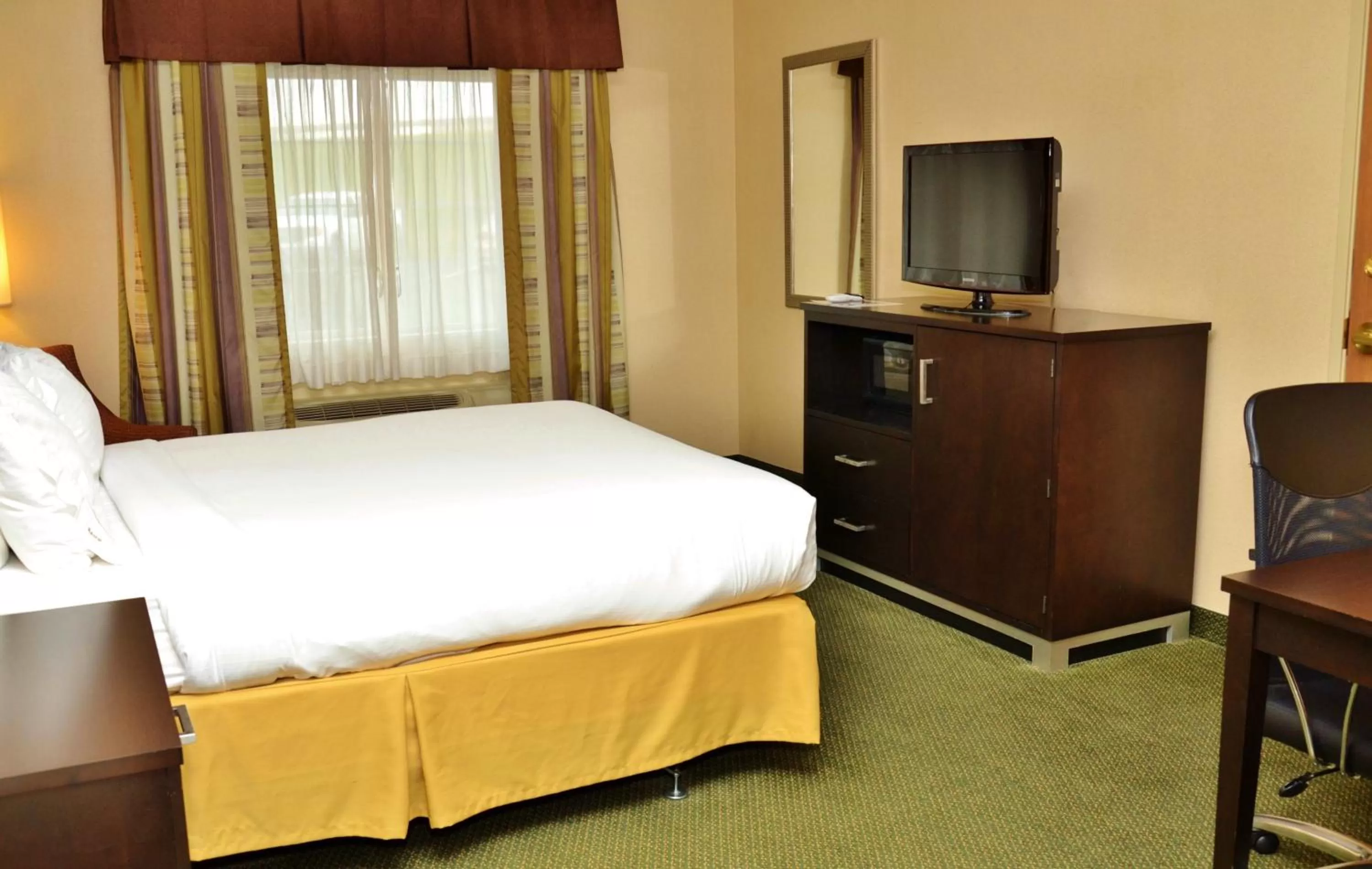 Queen Room - Mobility/Hearing Access - Non-Smoking  in Holiday Inn Express Hotel & Suites Center Township, an IHG Hotel
