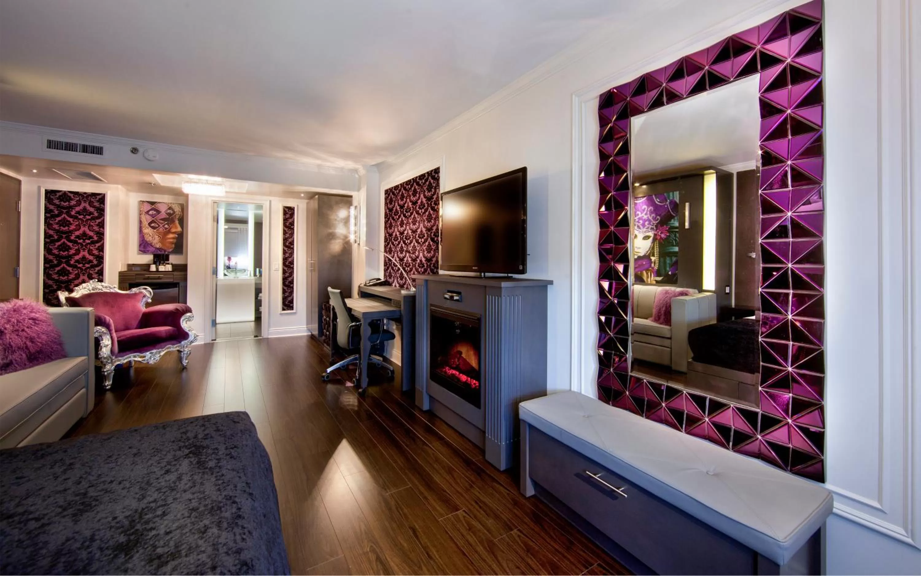 Purple Suite, 1 Queen Bed and 1 Queen Murphy Bed in Hôtel Plaza Québec par JARO