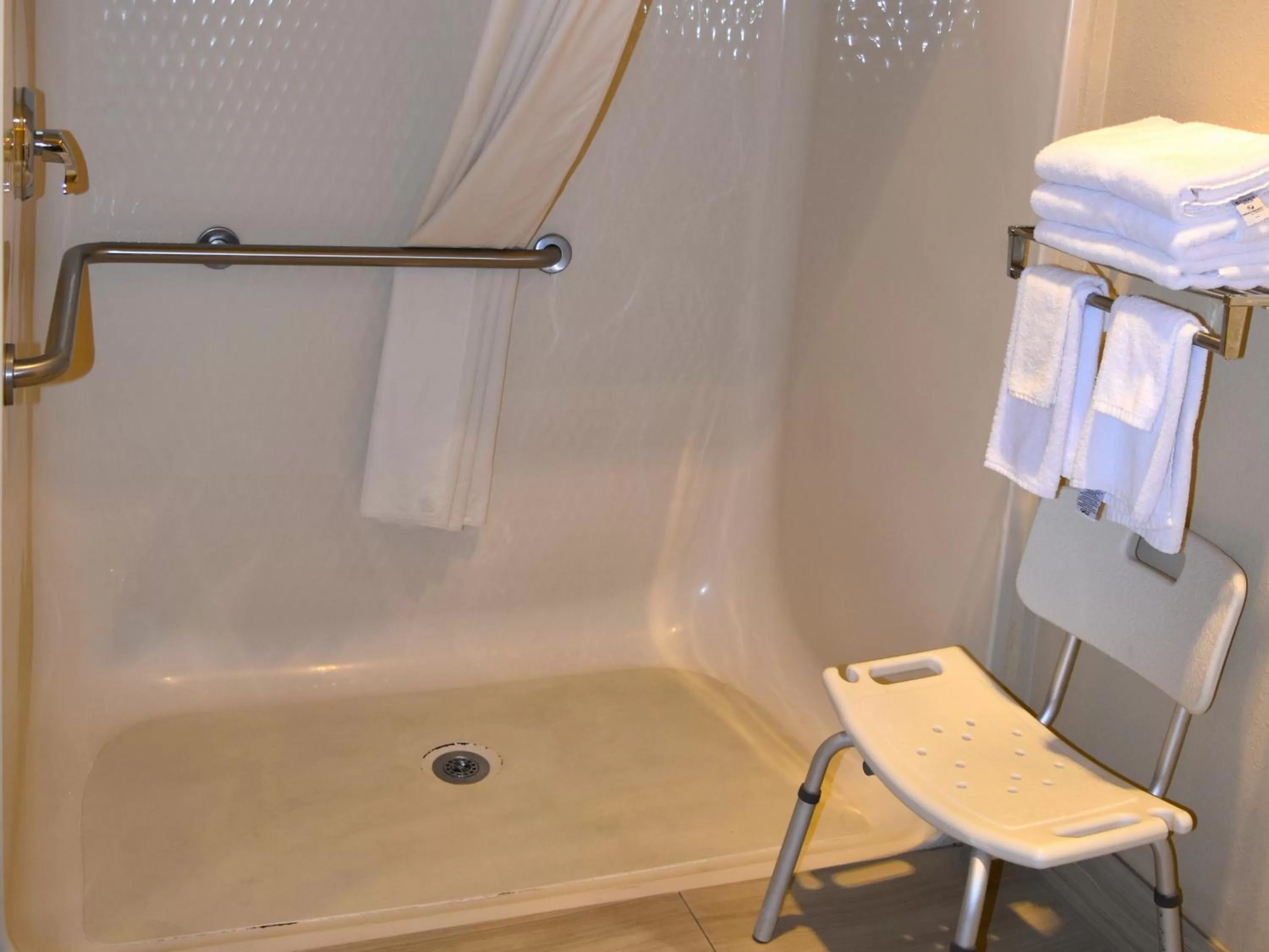 Shower in Quality Inn & Suites Brooks Louisville South