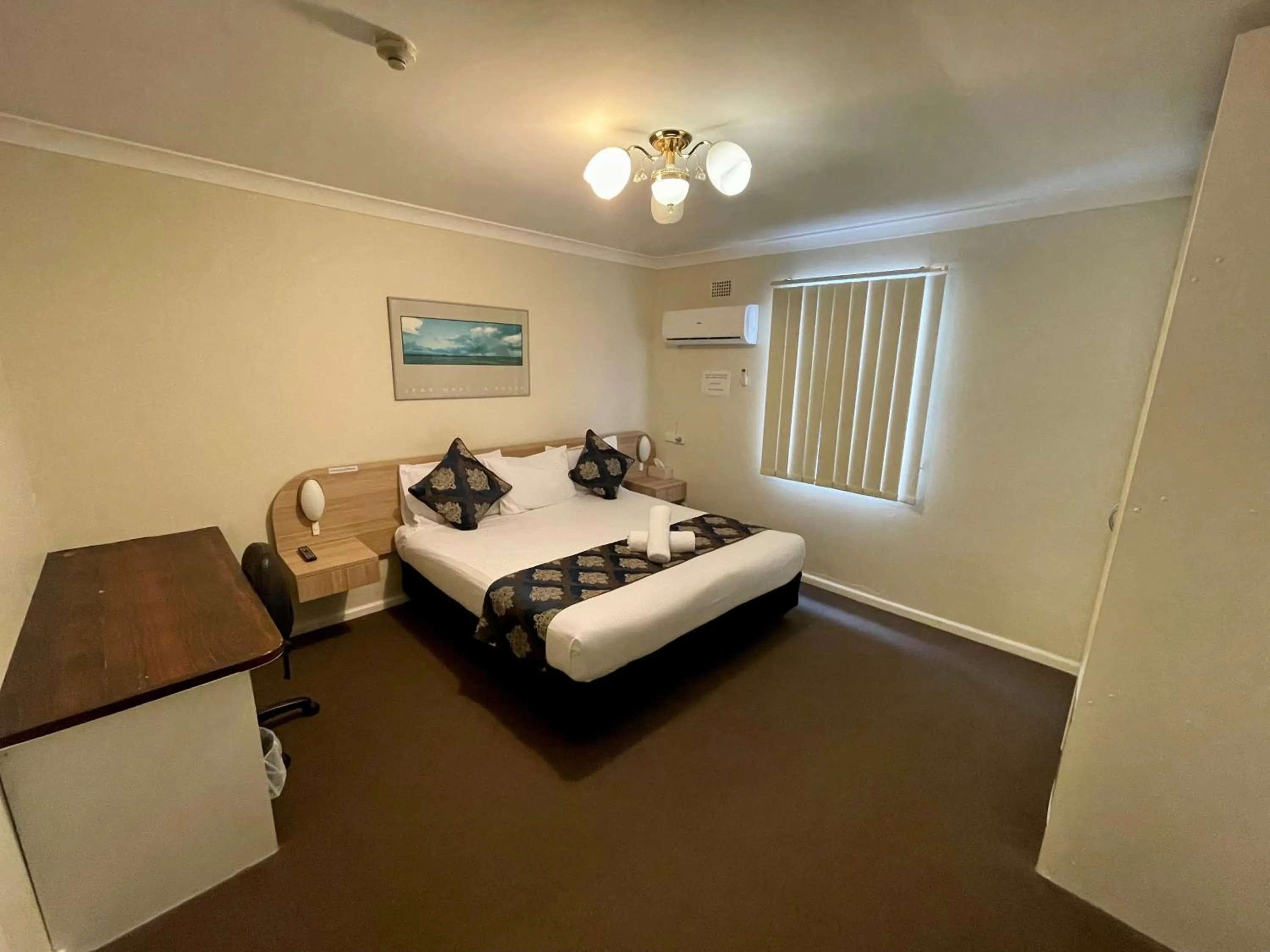 Bedroom, Bed in The North Shore Hotel