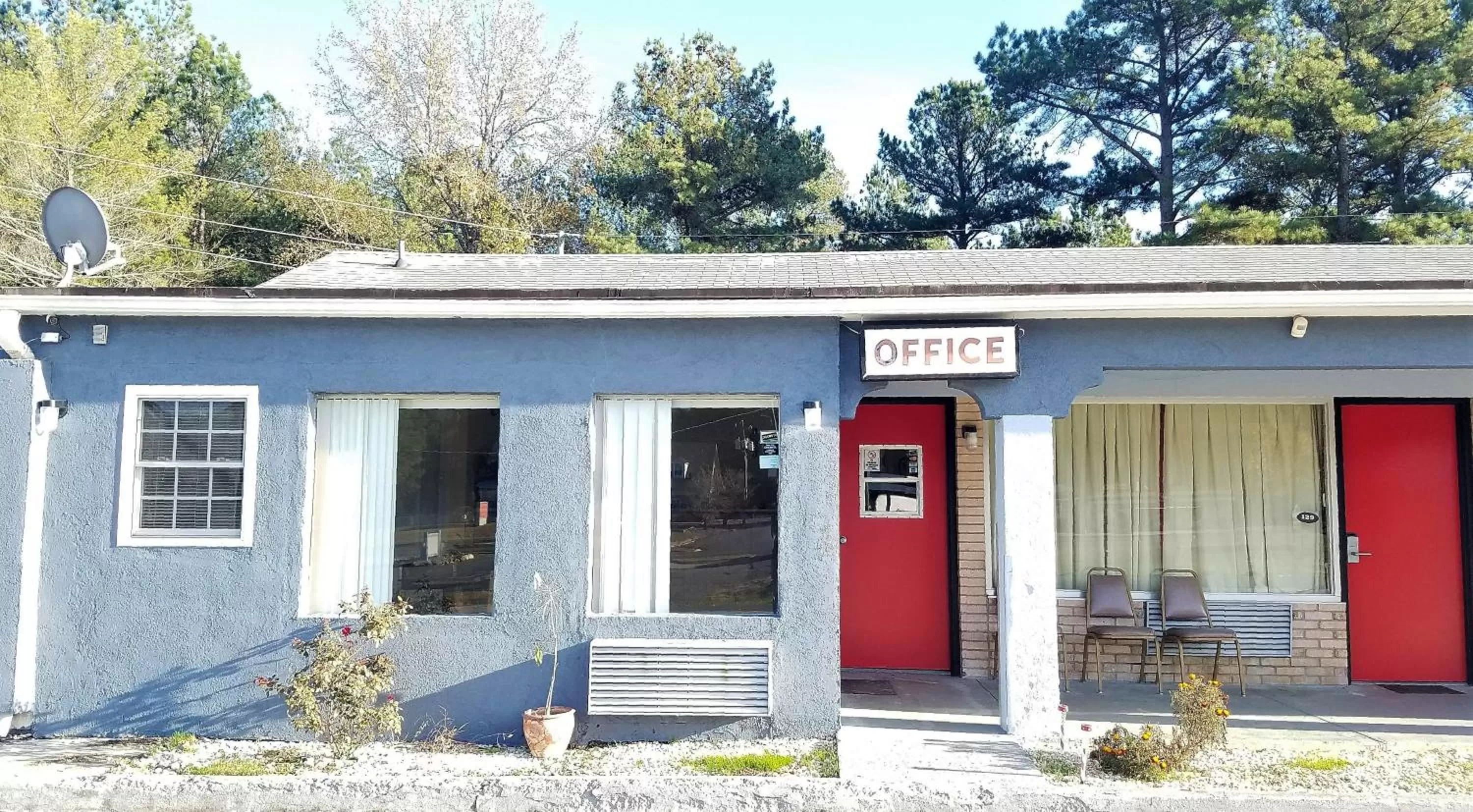 Property building in Roadway Inn Troy