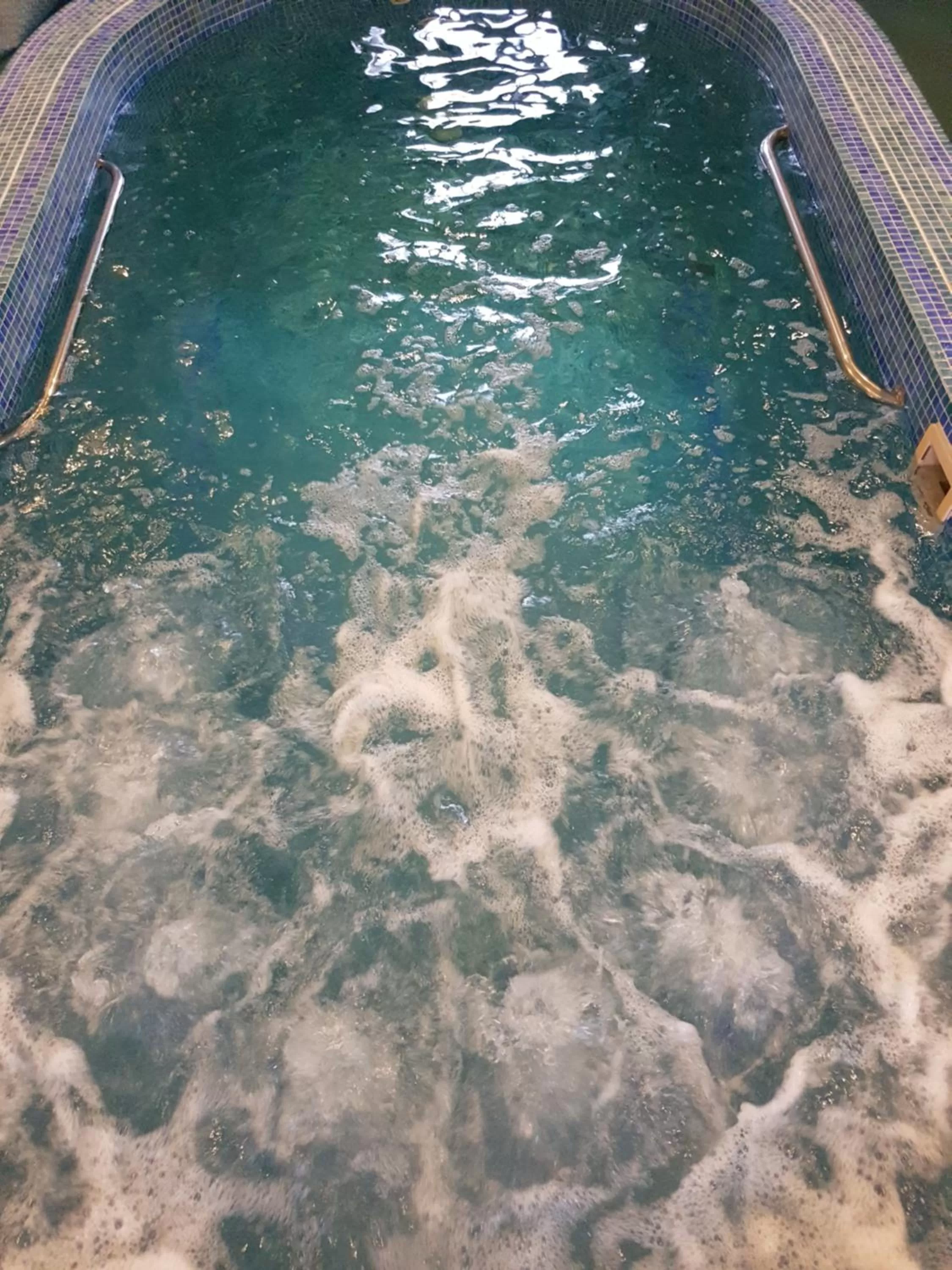 Swimming Pool in Igguldene Retreat with Jacuzzi