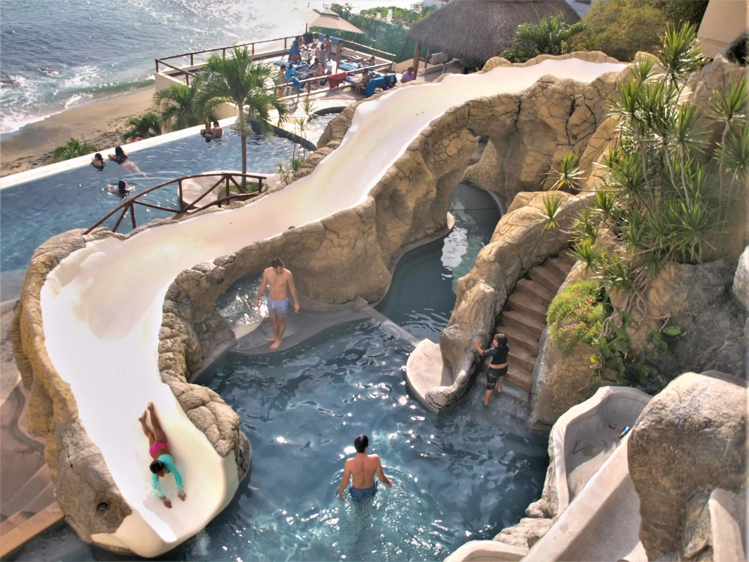 Area and facilities in Villas del Palmar Manzanillo with Beach Club