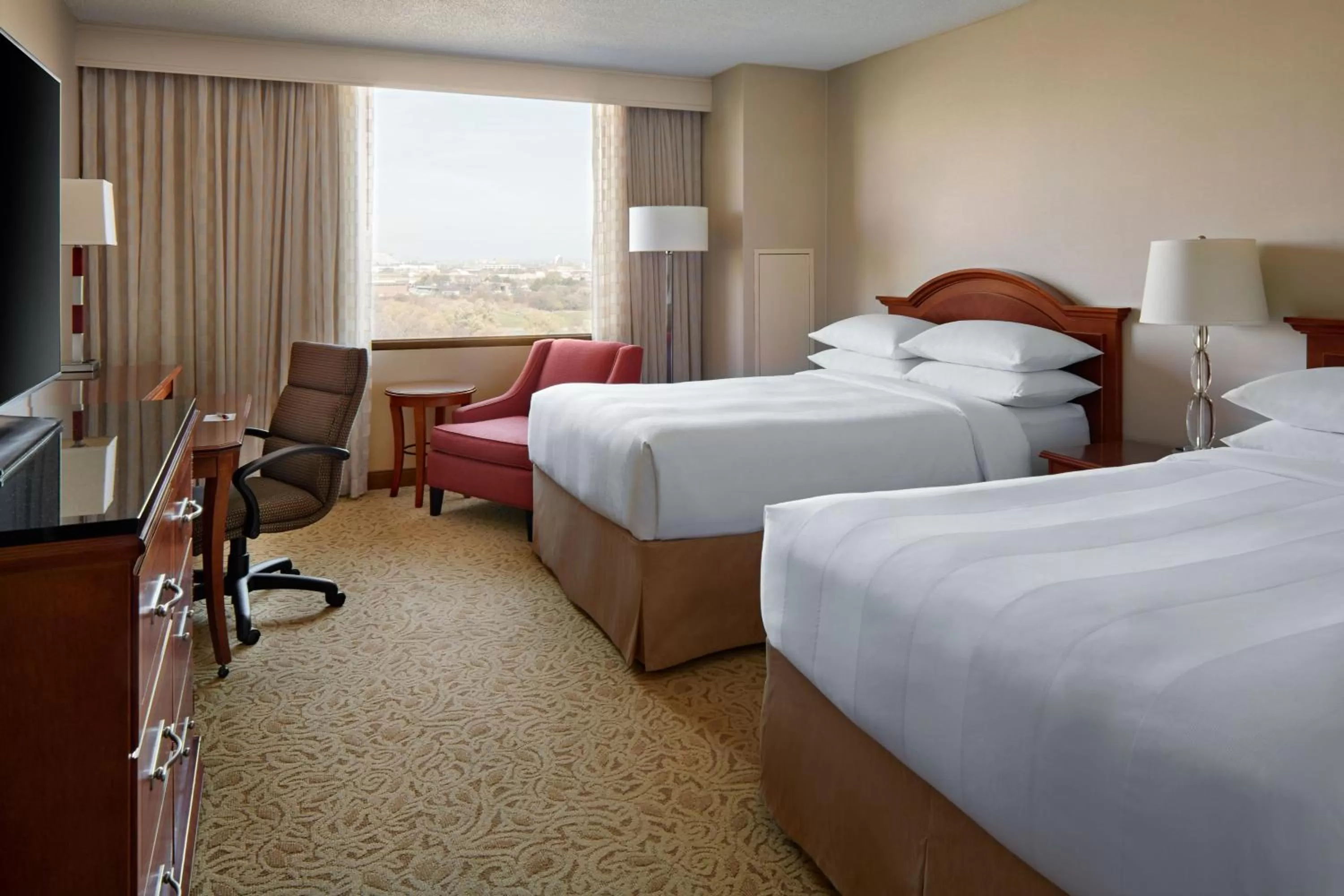 Photo of the whole room, Bed in Toronto Airport Marriott Hotel