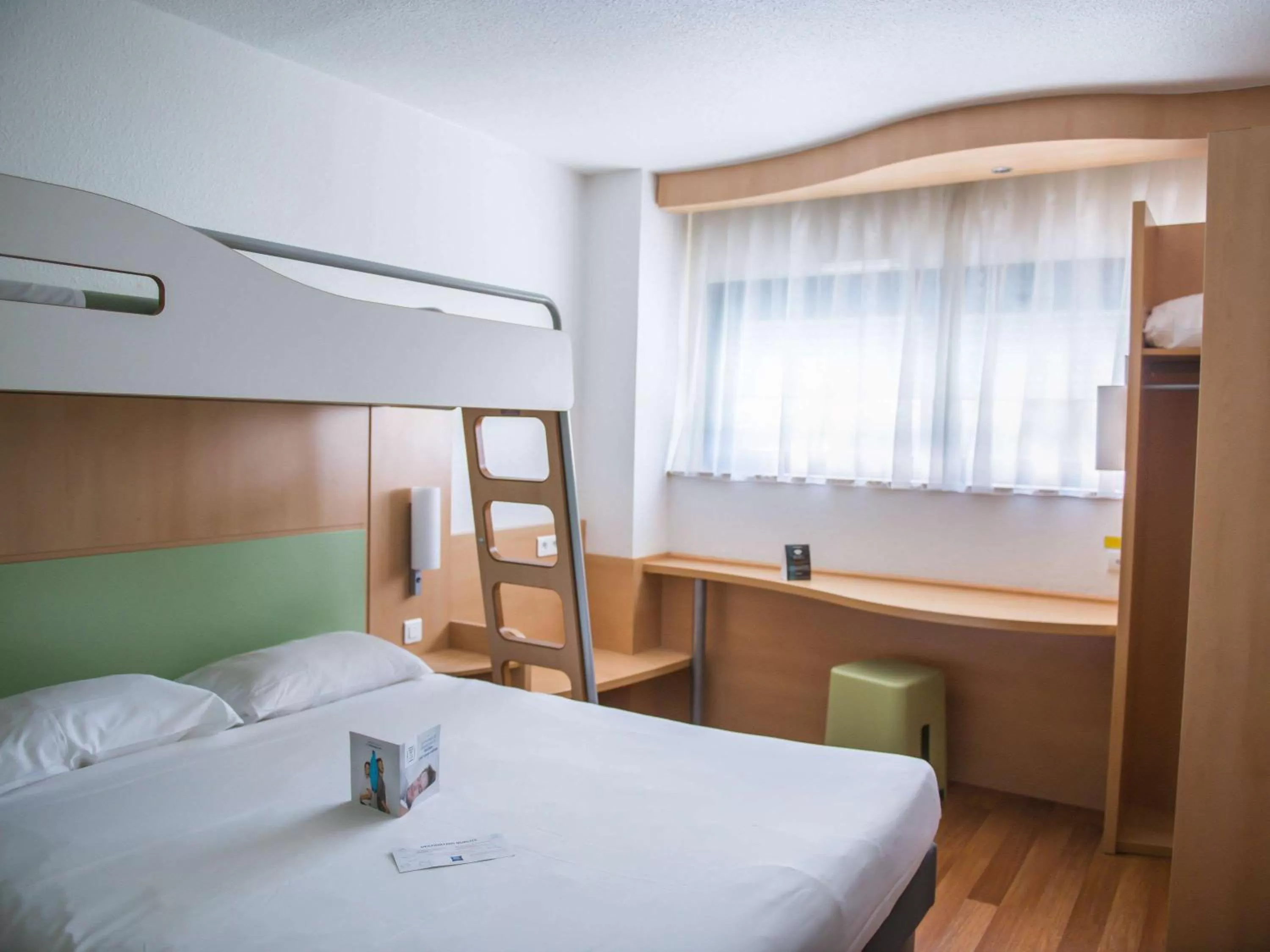 Bedroom, Bunk Bed in ibis budget Site du Futuroscope