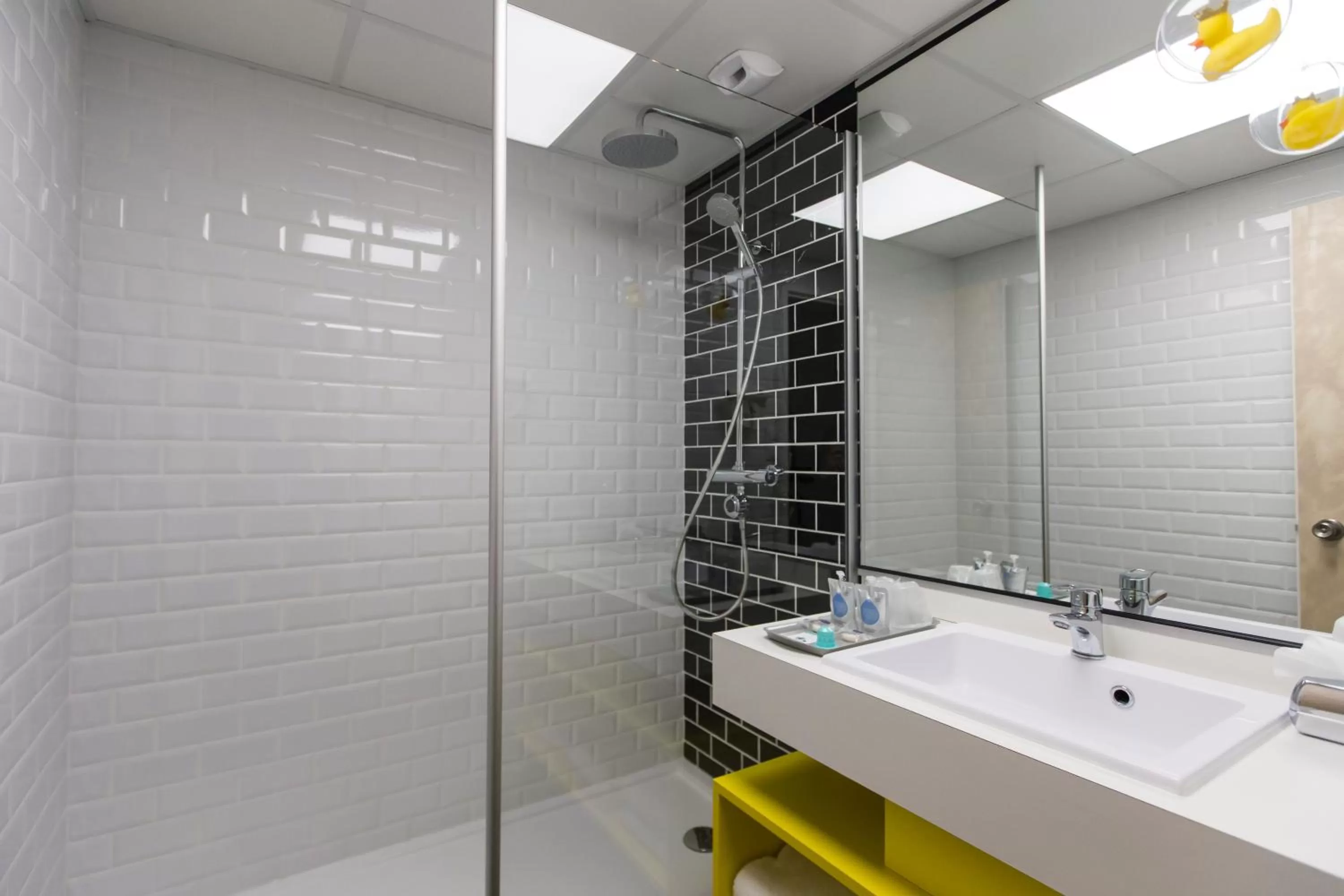 Shower in Kyriad Montchanin le Creusot