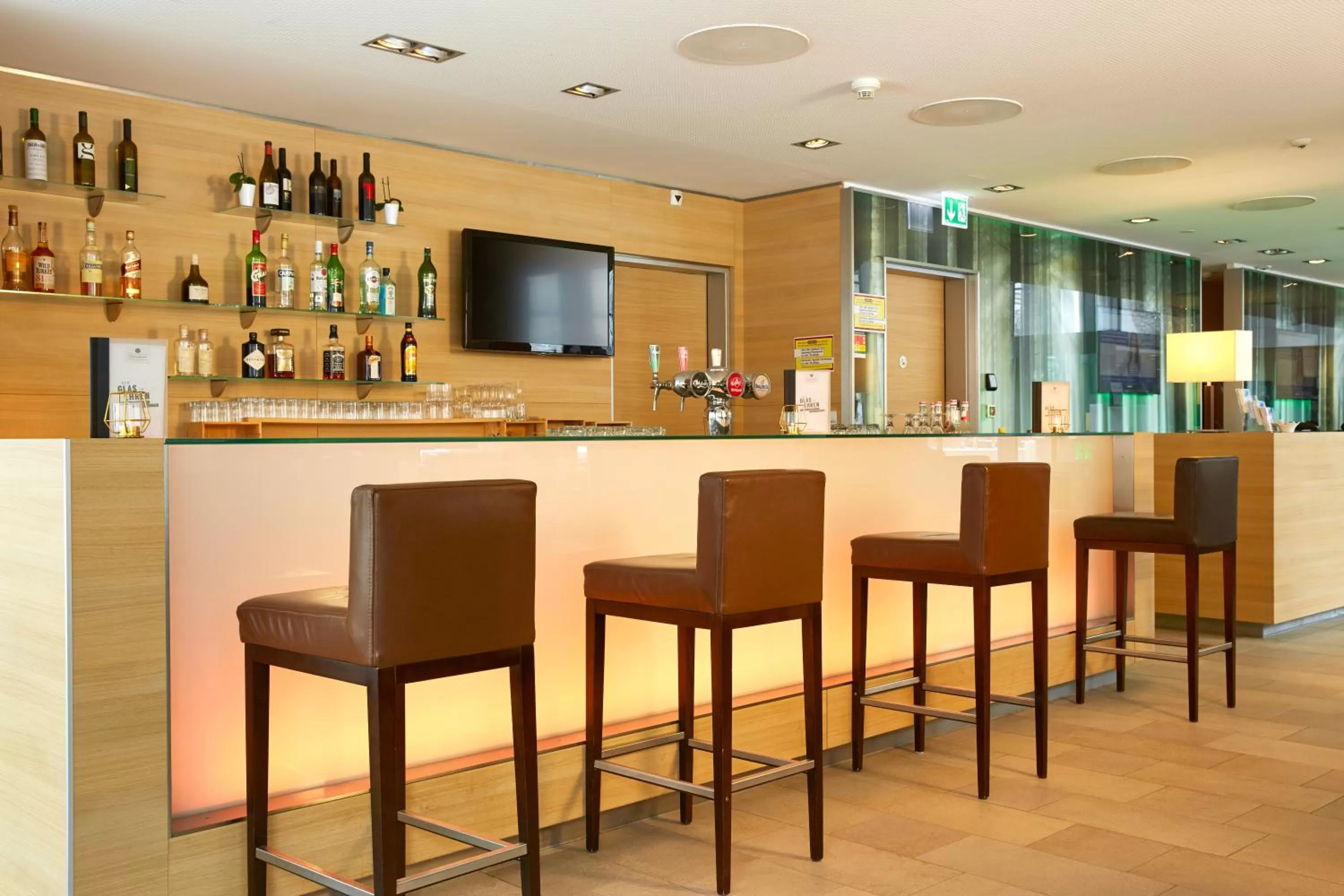 Lounge or bar in H+ Hotel Zürich