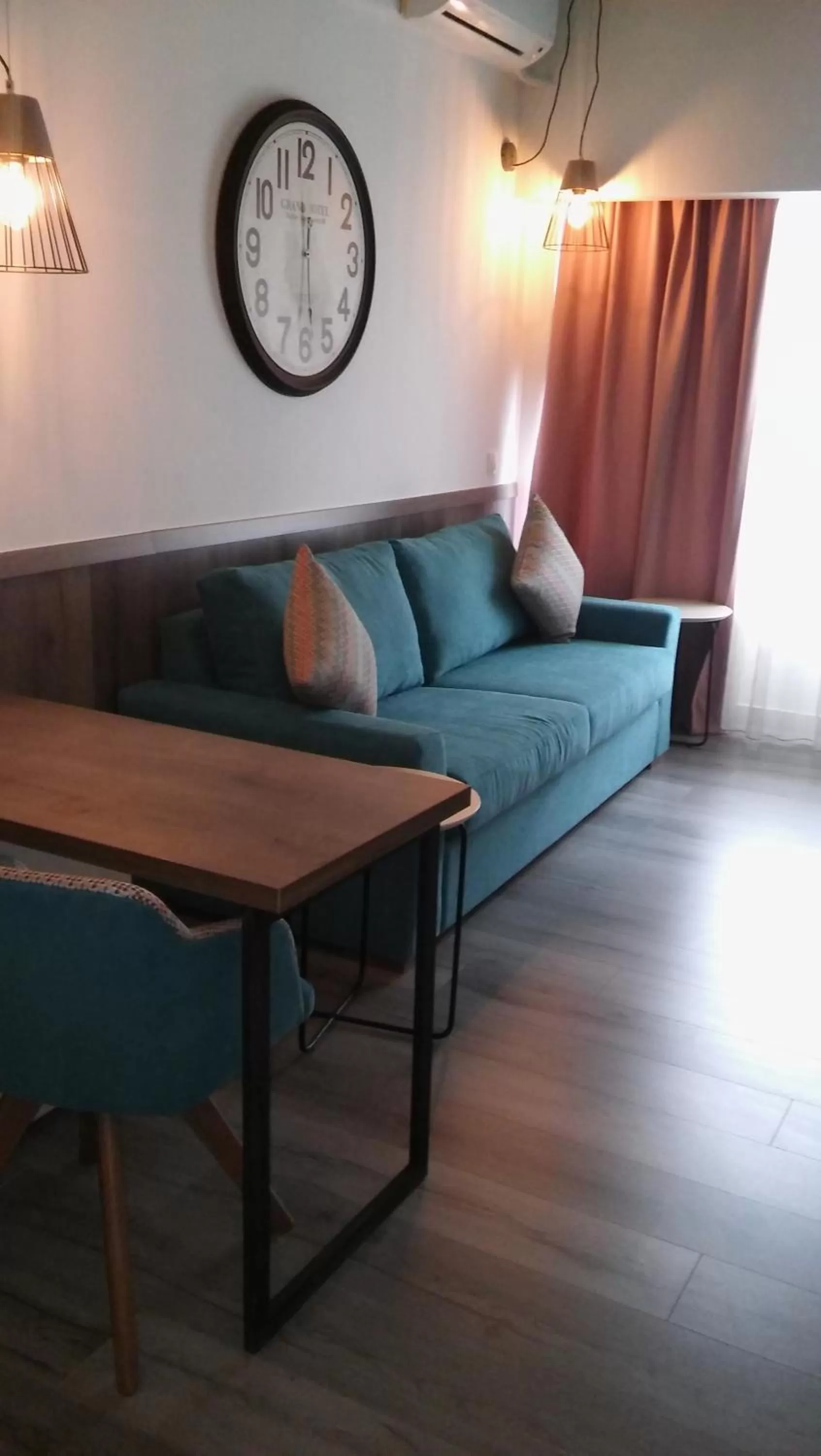 Photo of the whole room in Metropolitan