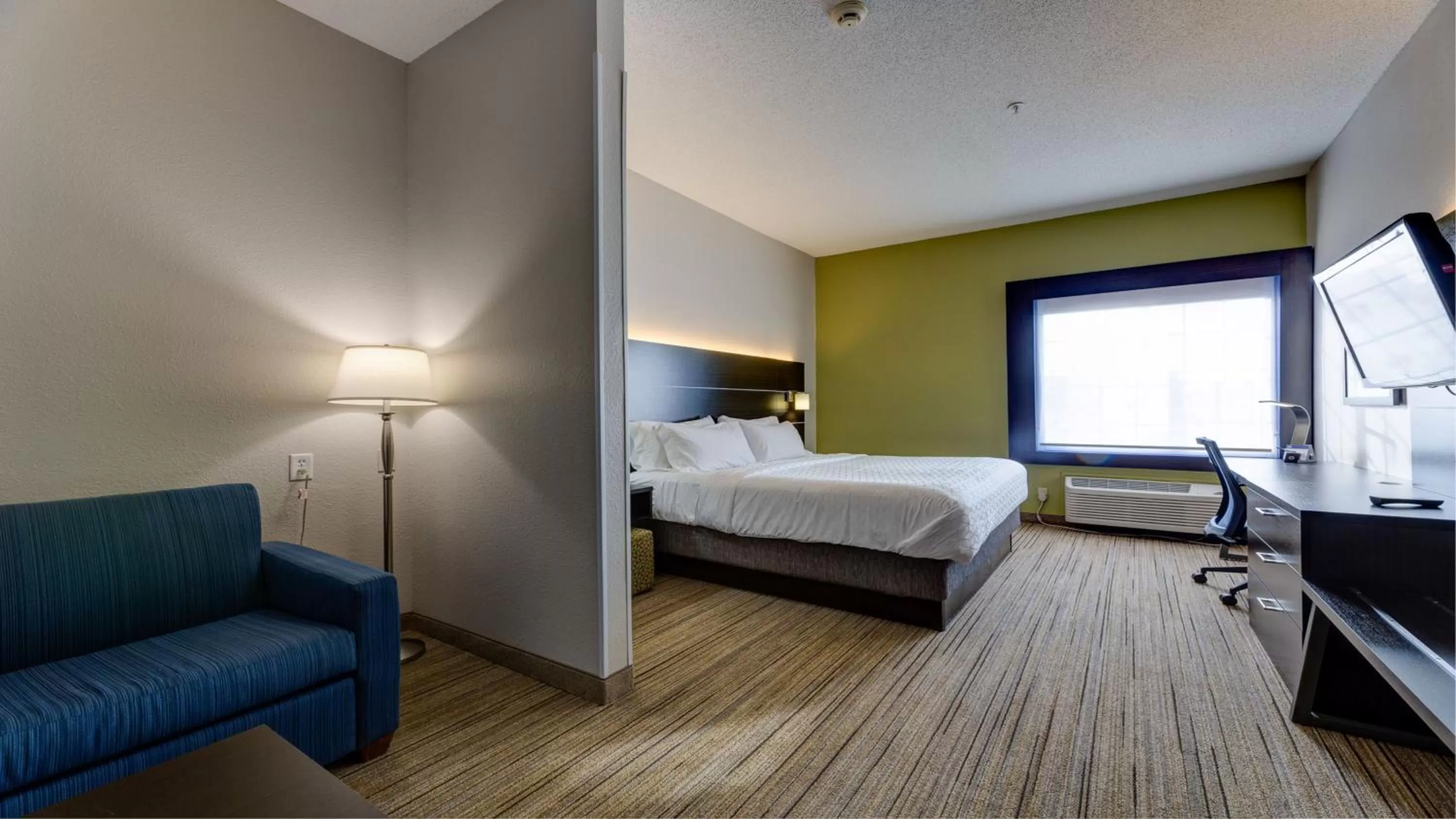 Bed in Holiday Inn Express & Suites Ashtabula-Geneva by IHG