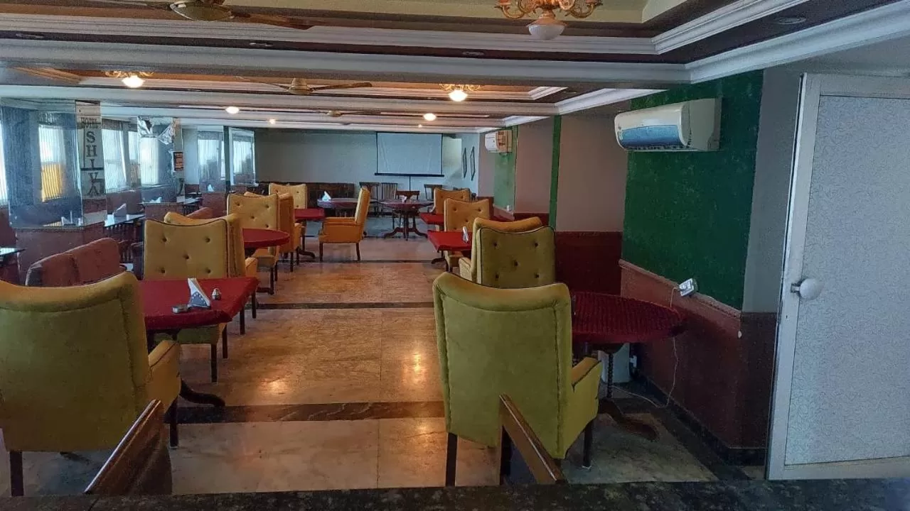 Restaurant/places to eat in Hotel Shiva's Regency