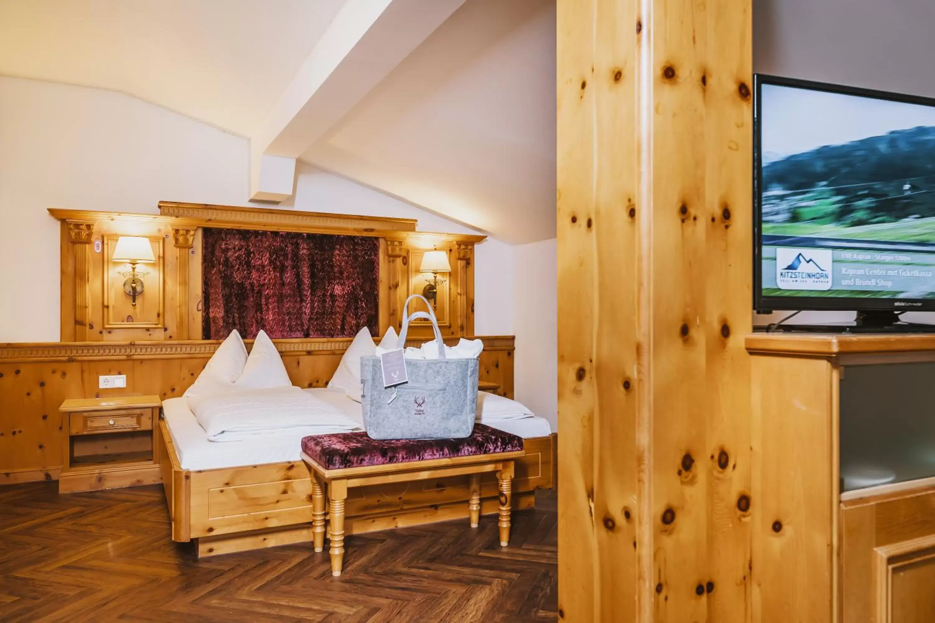 Suite with Balcony and Mountain View in Hotel TONI inklusive Zell am See - Kaprun Sommerkarte Suite with Balcony and Mountain View in Hotel TONI inklusive Zell am See - Kaprun Sommerkarte