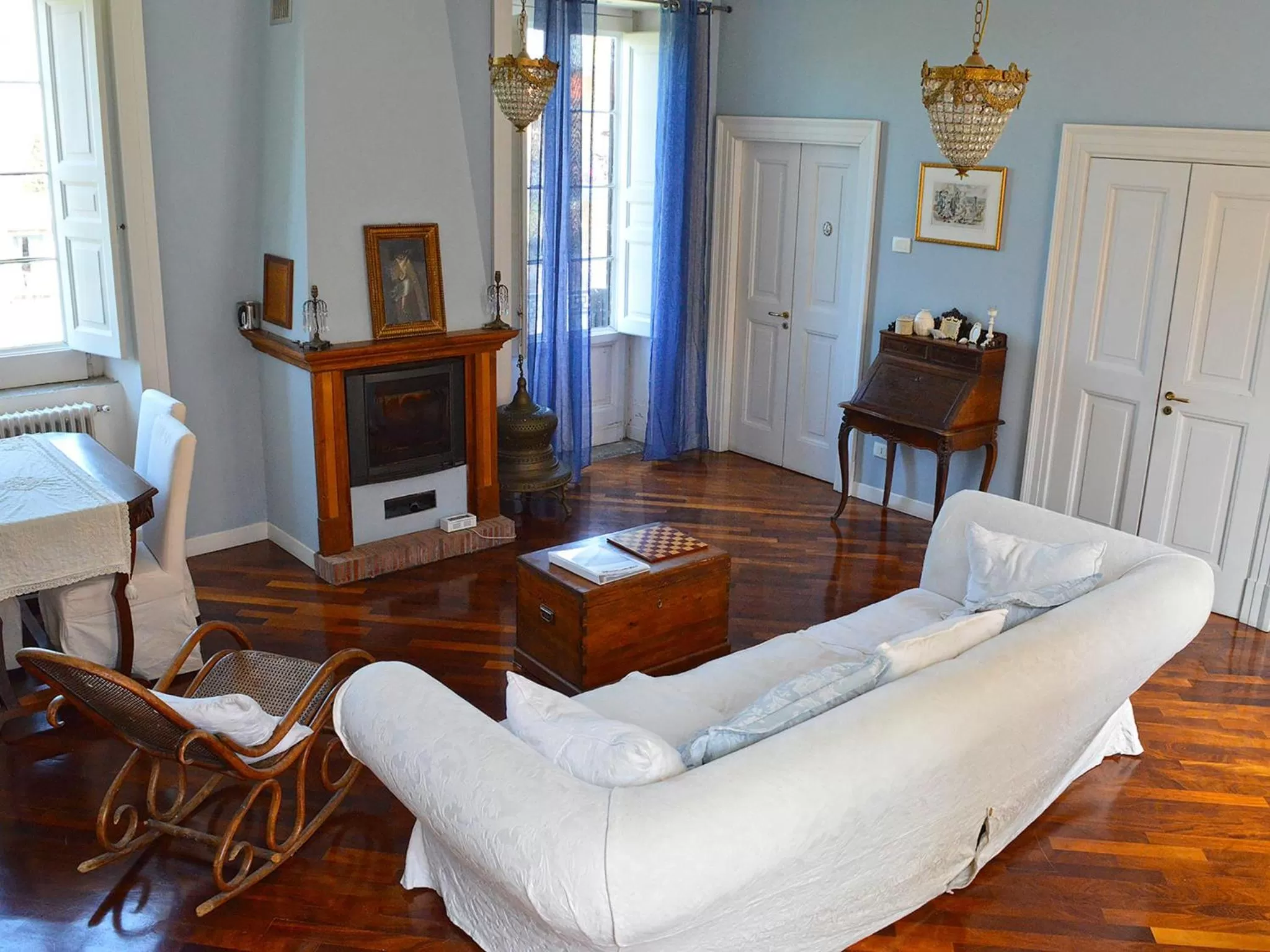 Communal lounge/ TV room in The Secret Garden Relais