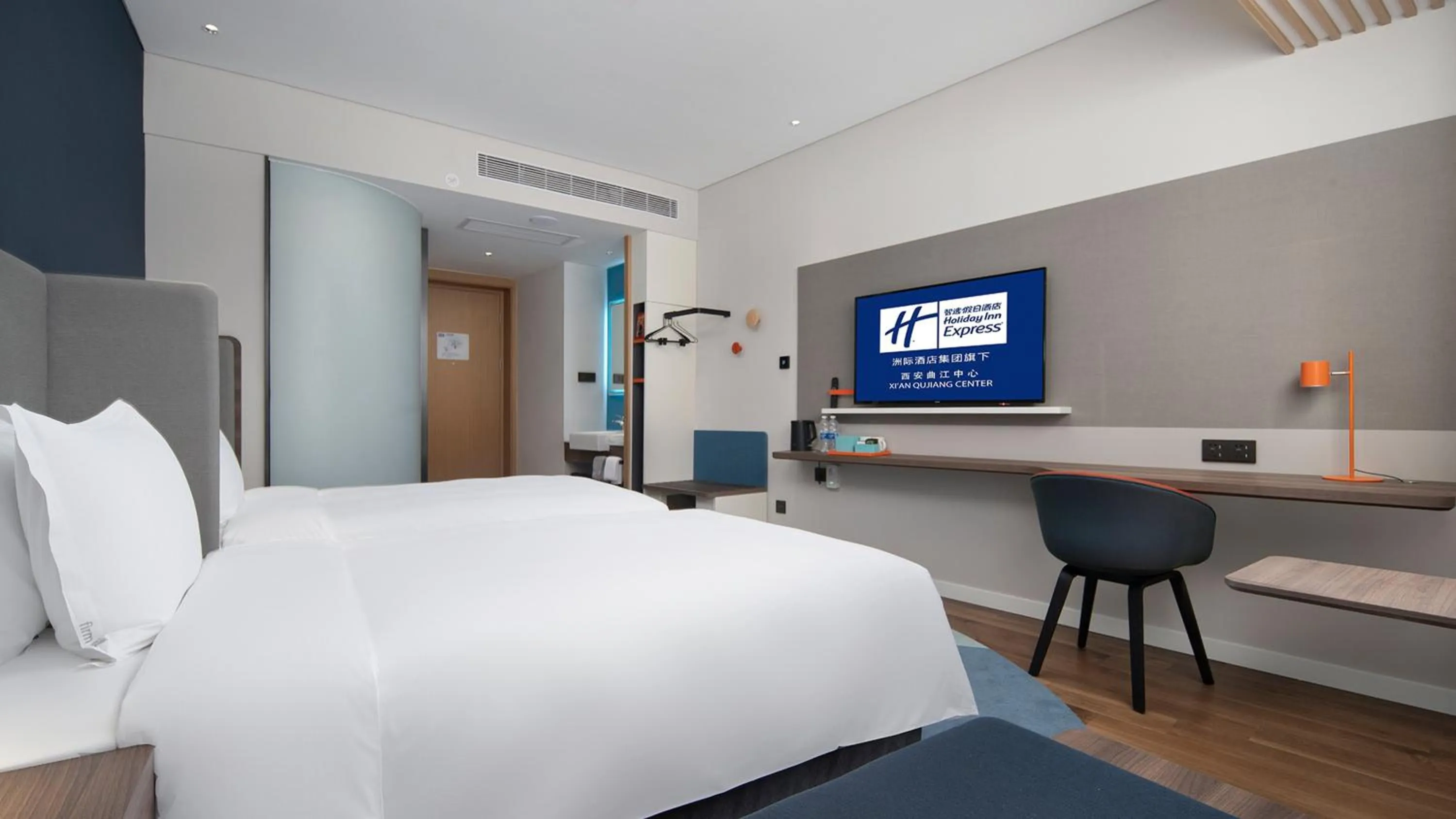 Photo of the whole room, Bed in Holiday Inn Express Xi'an Qujiang Center by IHG