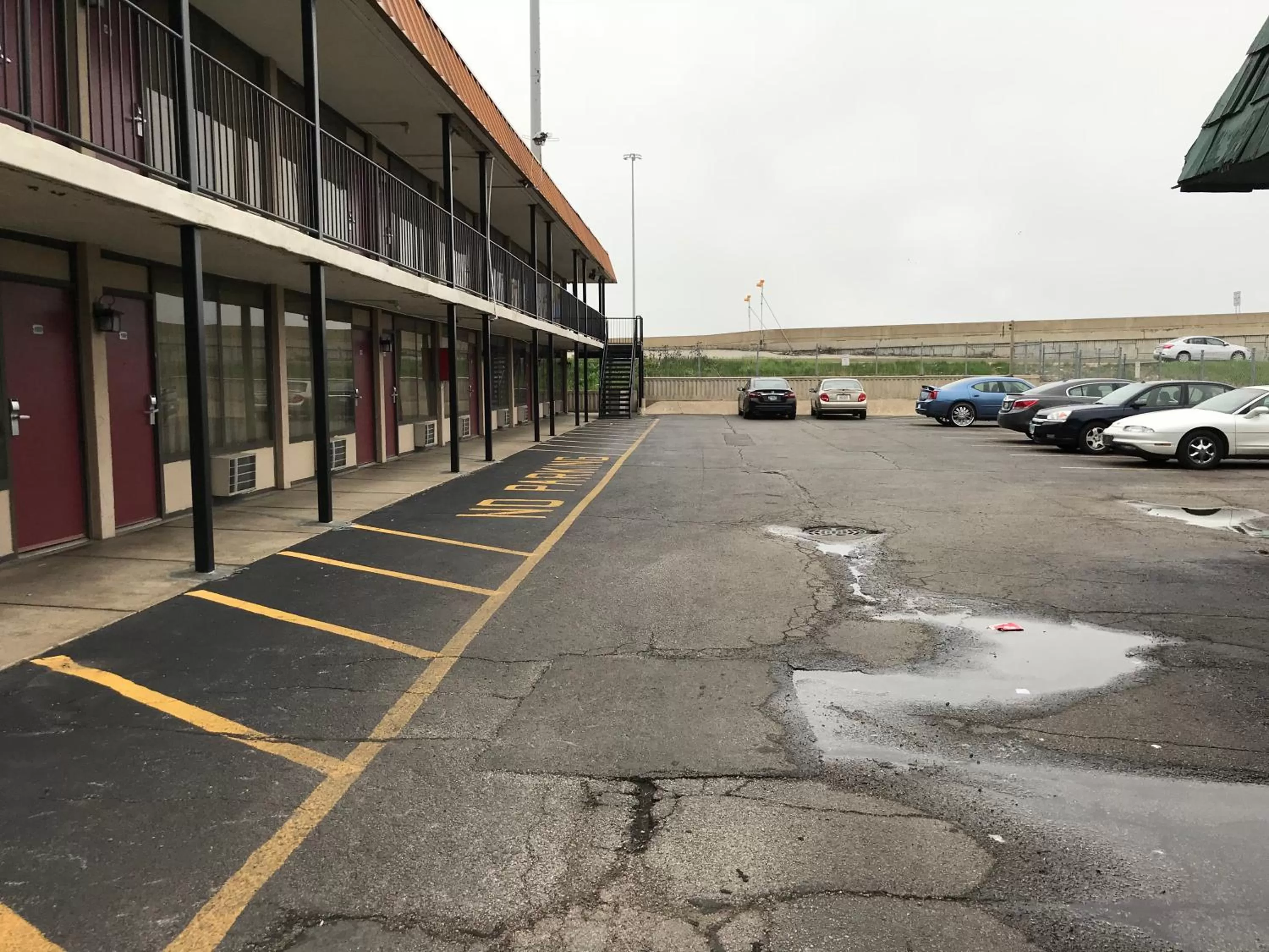 Parking in Starway Inn