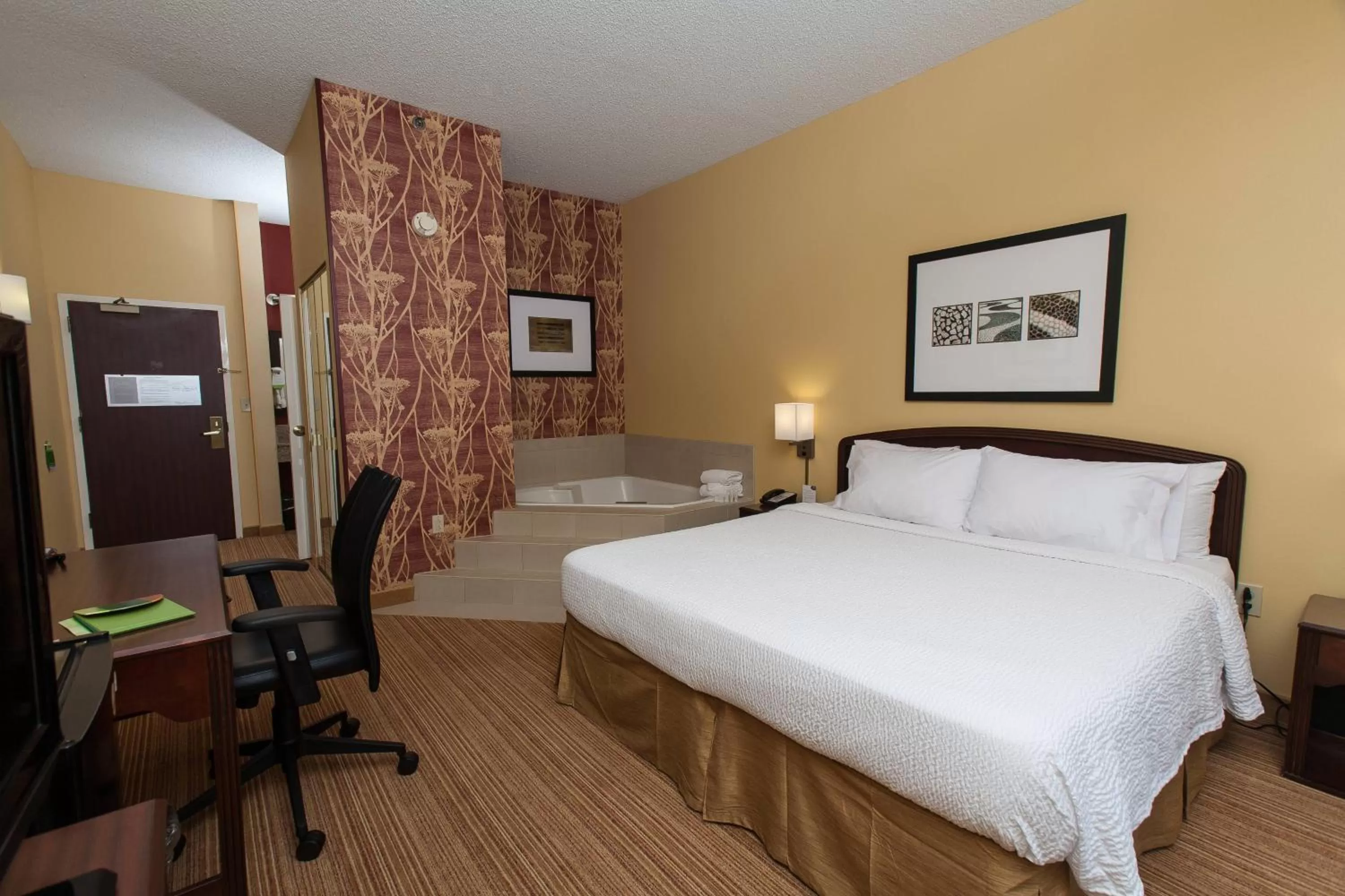 King Room with Whirlpool in Courtyard Florence South Carolina