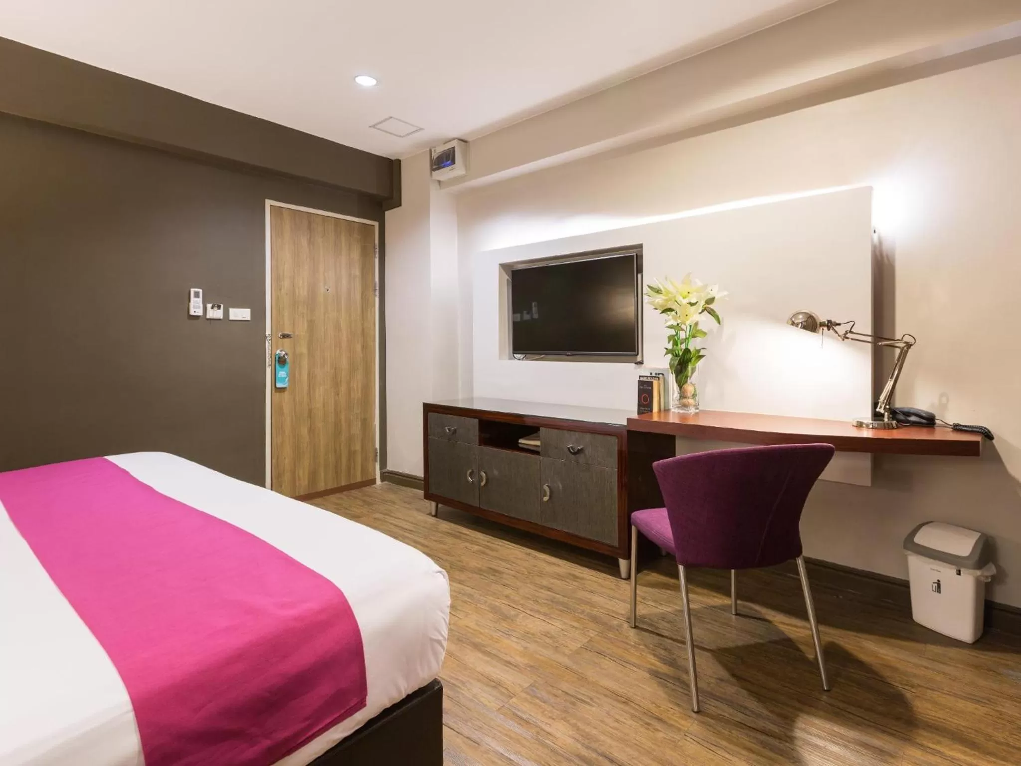 TV and multimedia, Bed in Ratchada Point Hotel