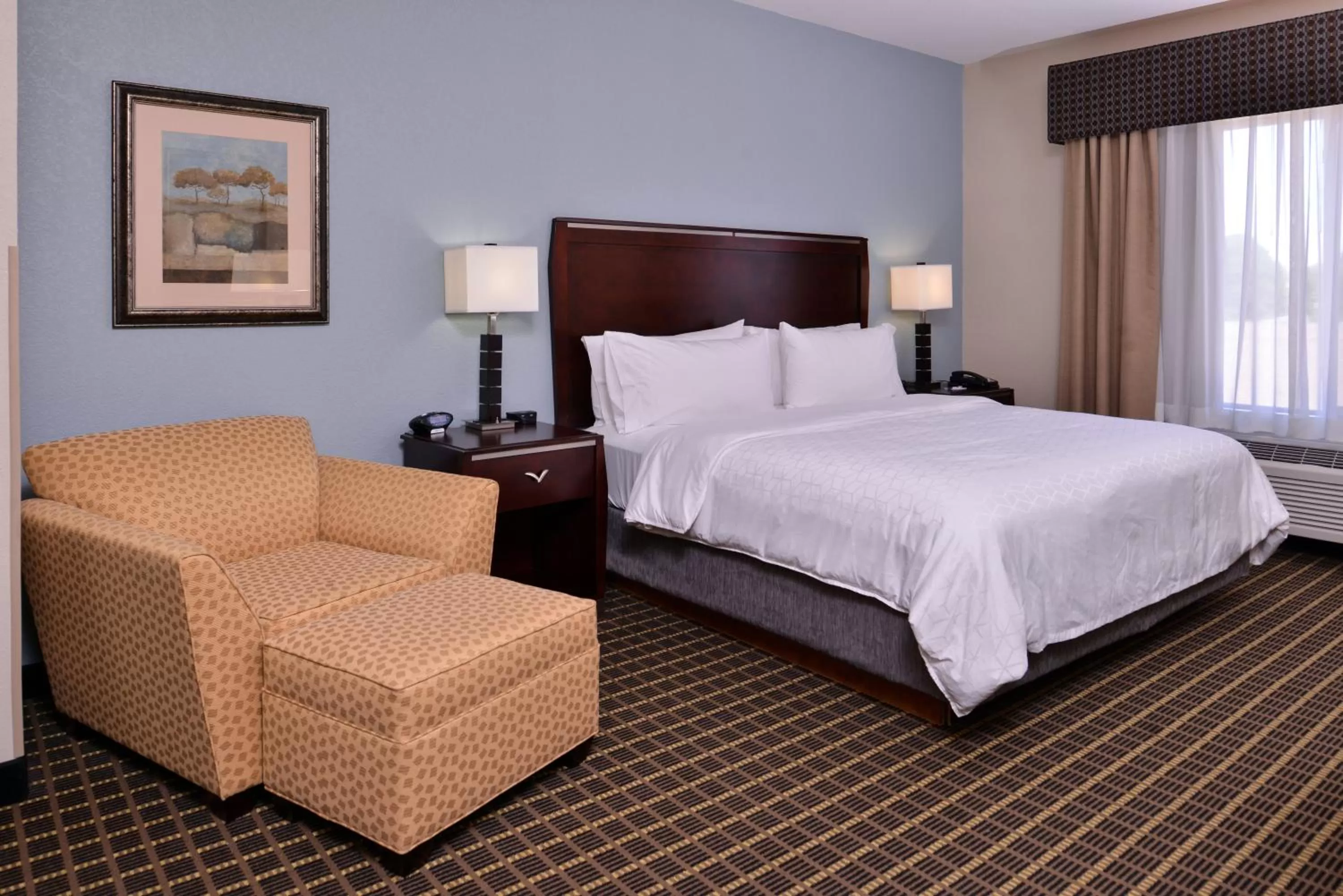 Photo of the whole room, Bed in Holiday Inn Express & Suites Pittsburg by IHG