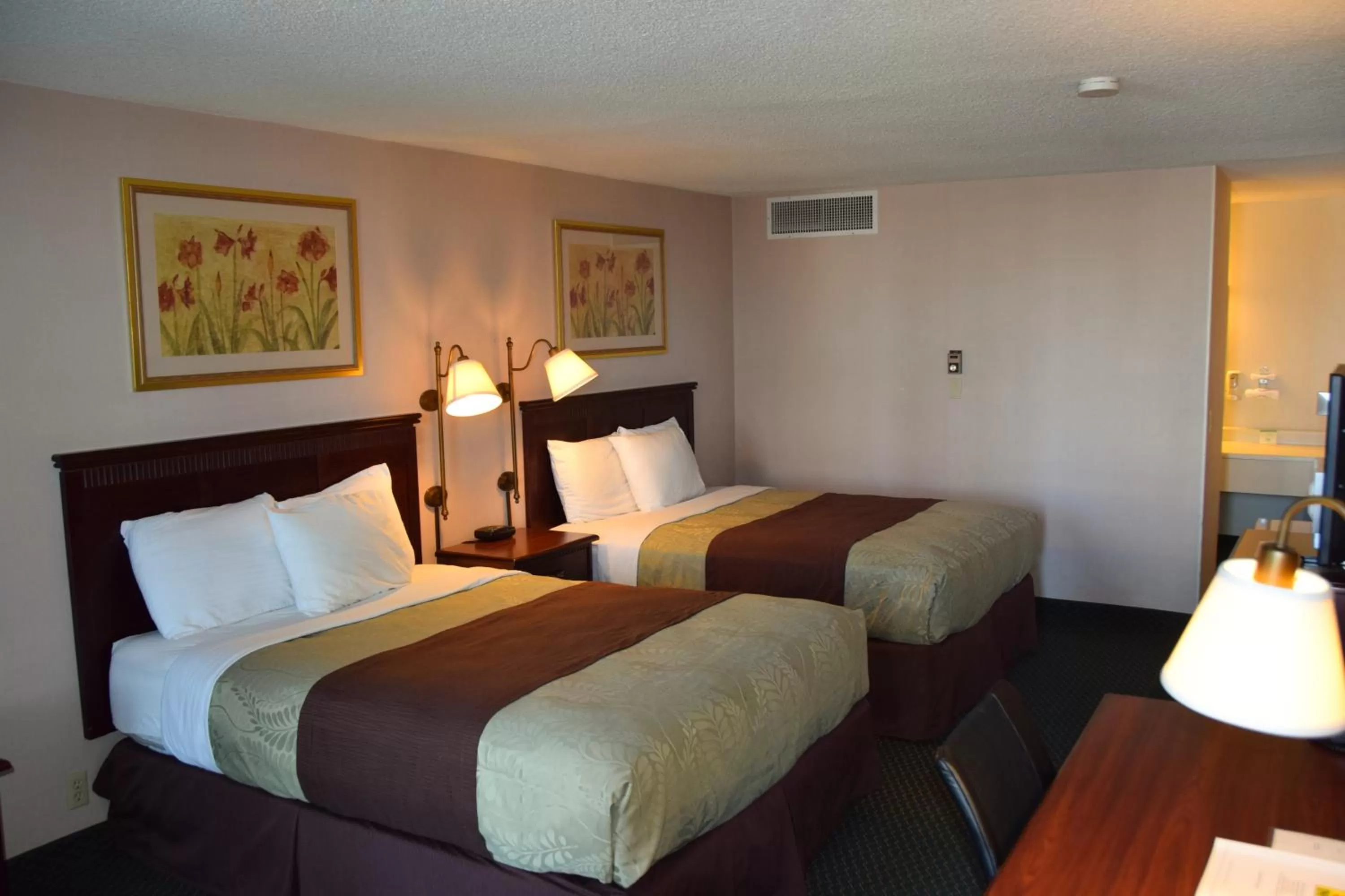 Photo of the whole room, Bed in National 9 Inn Gillette