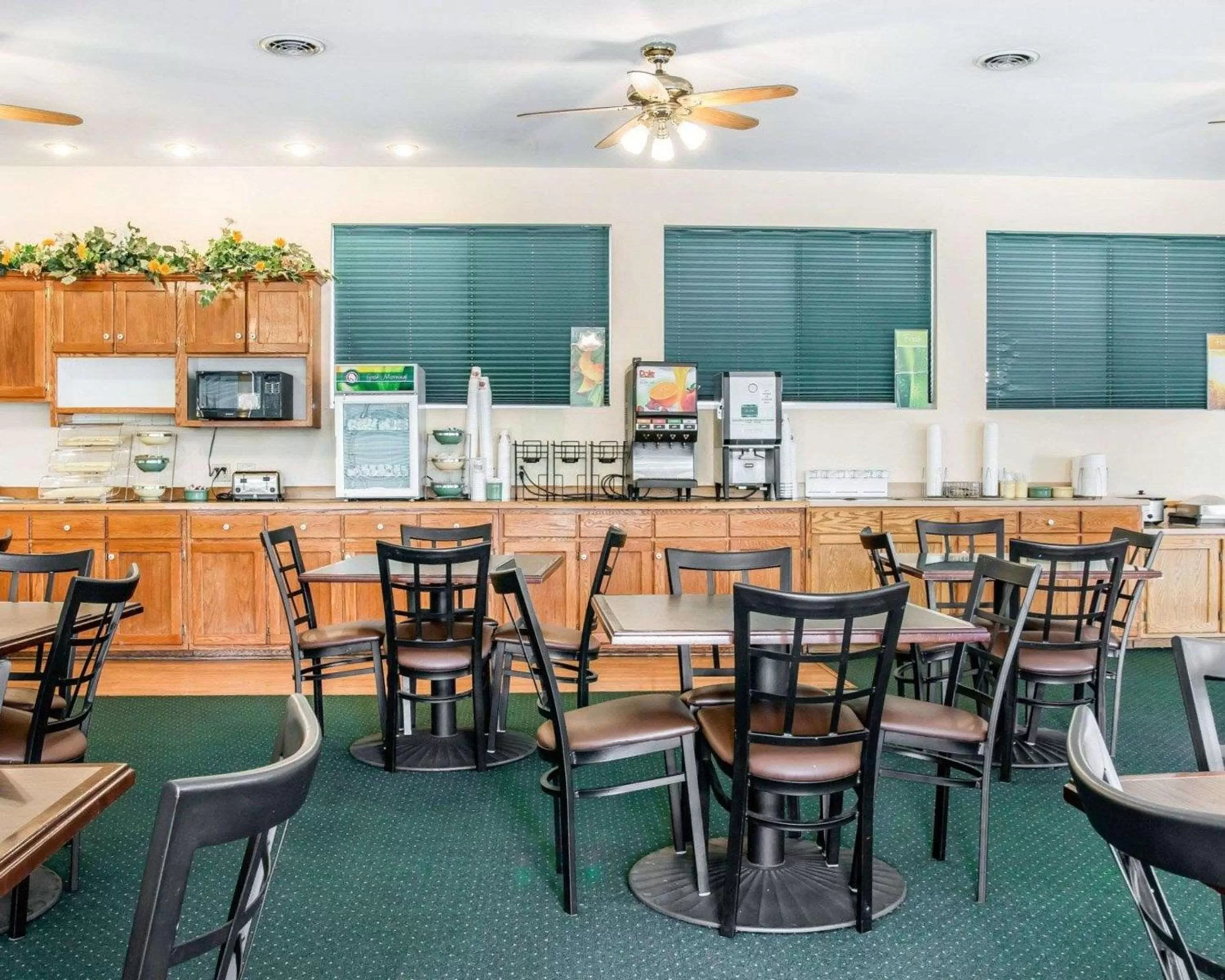 Restaurant/places to eat in Quality Inn & Suites Mackinaw City Beachfront