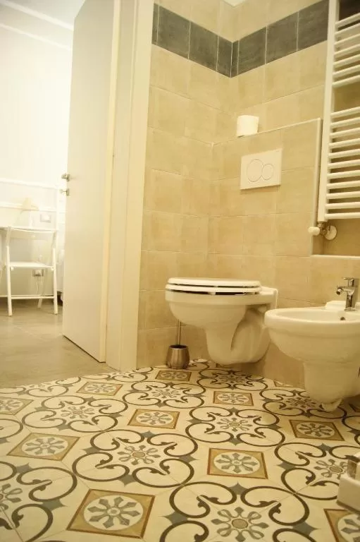 Toilet in LA DAMA ROOM&BREAKFAST