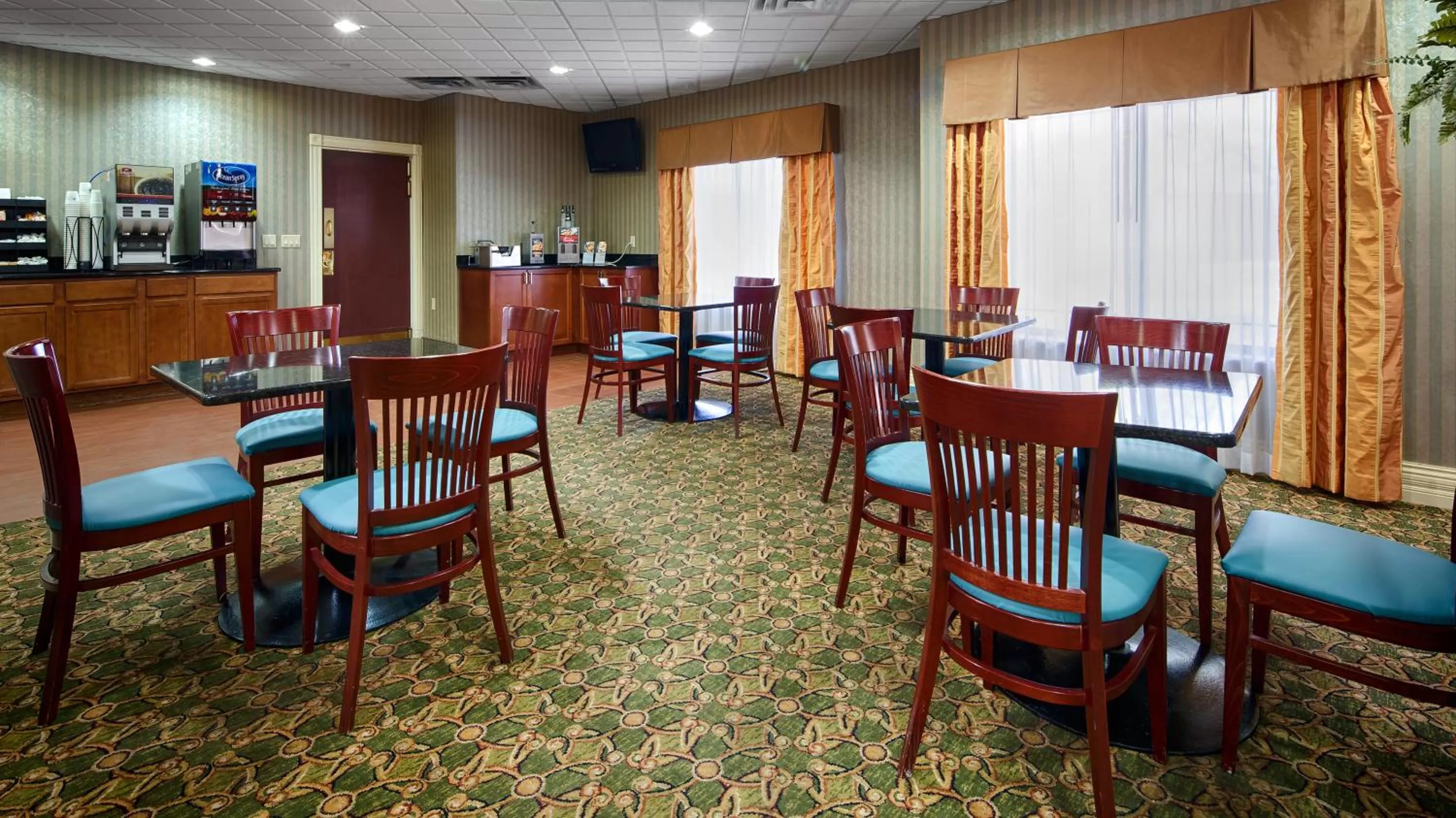American breakfast in Best Western Plus Kalamazoo Suites