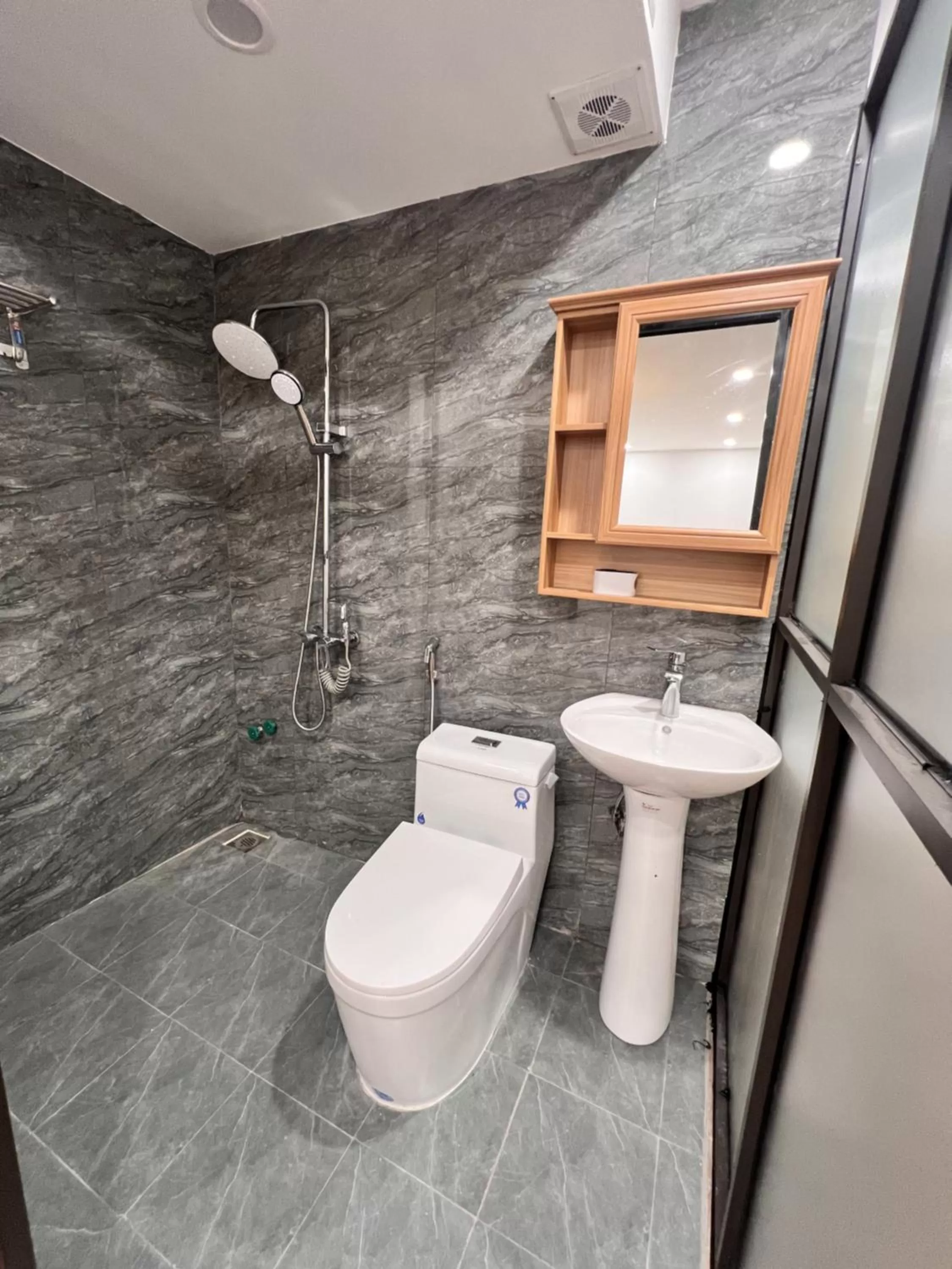 Shower in An Nam Corner- Thanh Yen