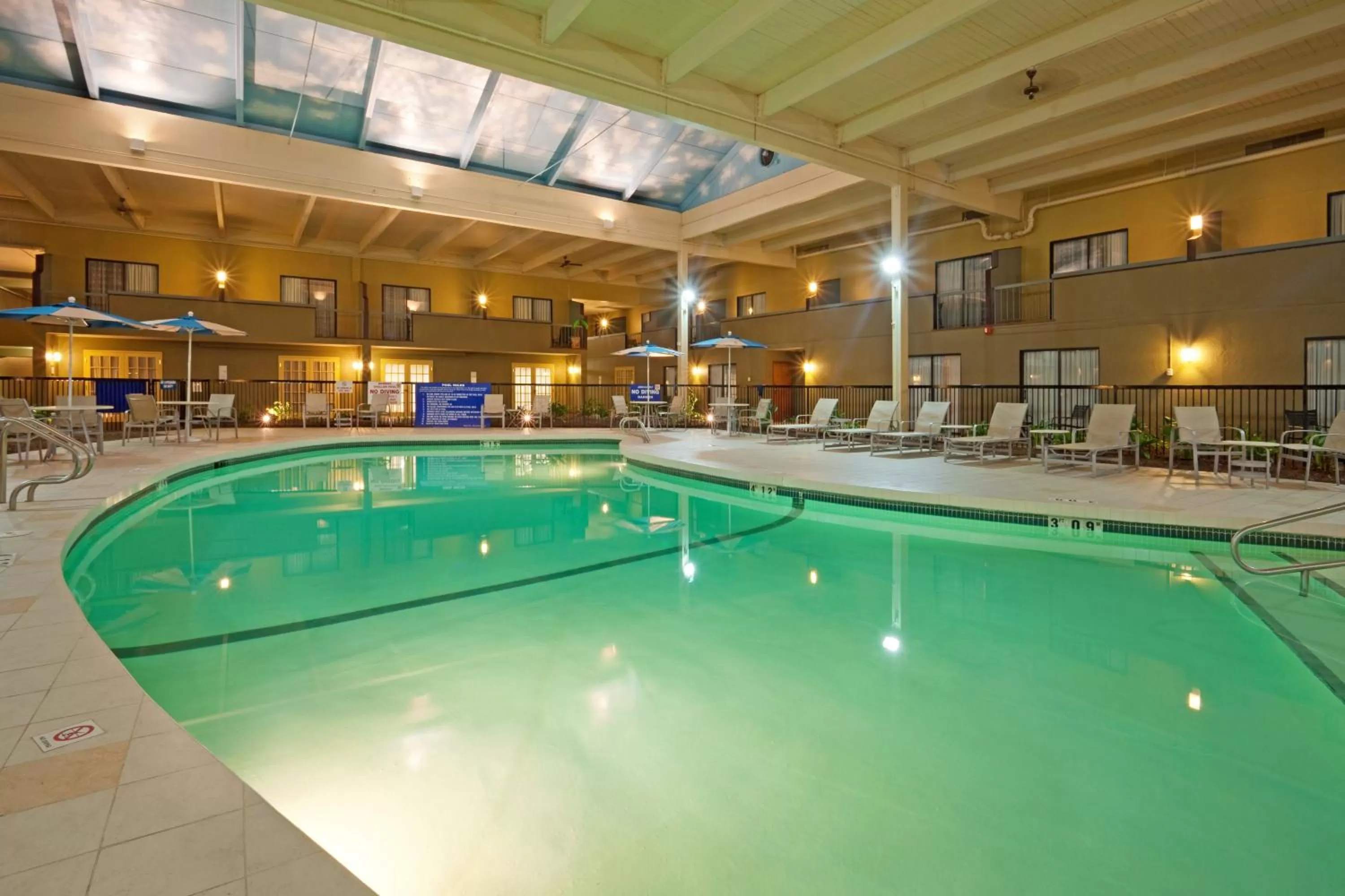 Swimming pool in enVision Hotel & Conference Center Mansfield-Foxboro