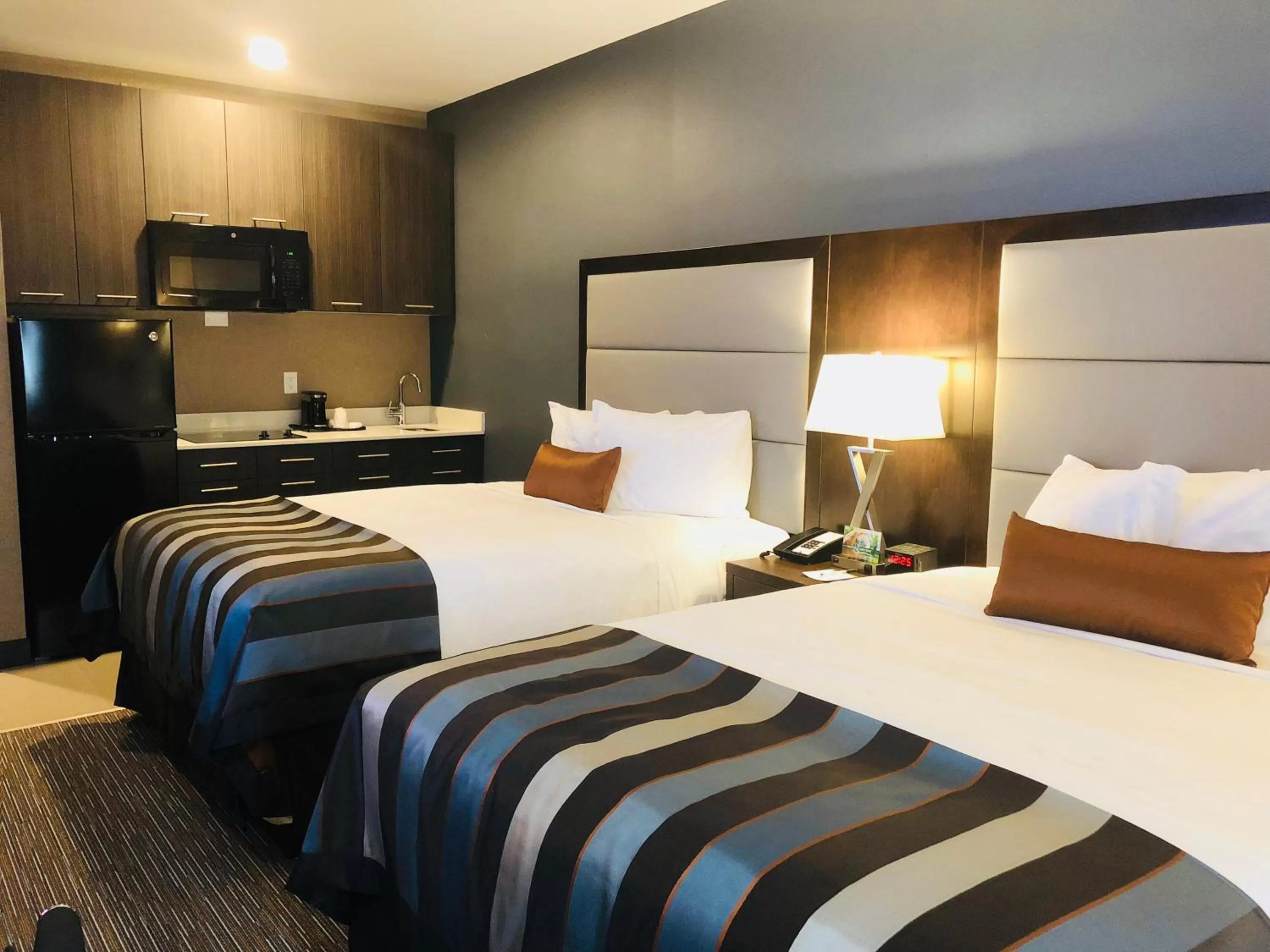 Bedroom, Bed in Wingate by Wyndham Kamloops