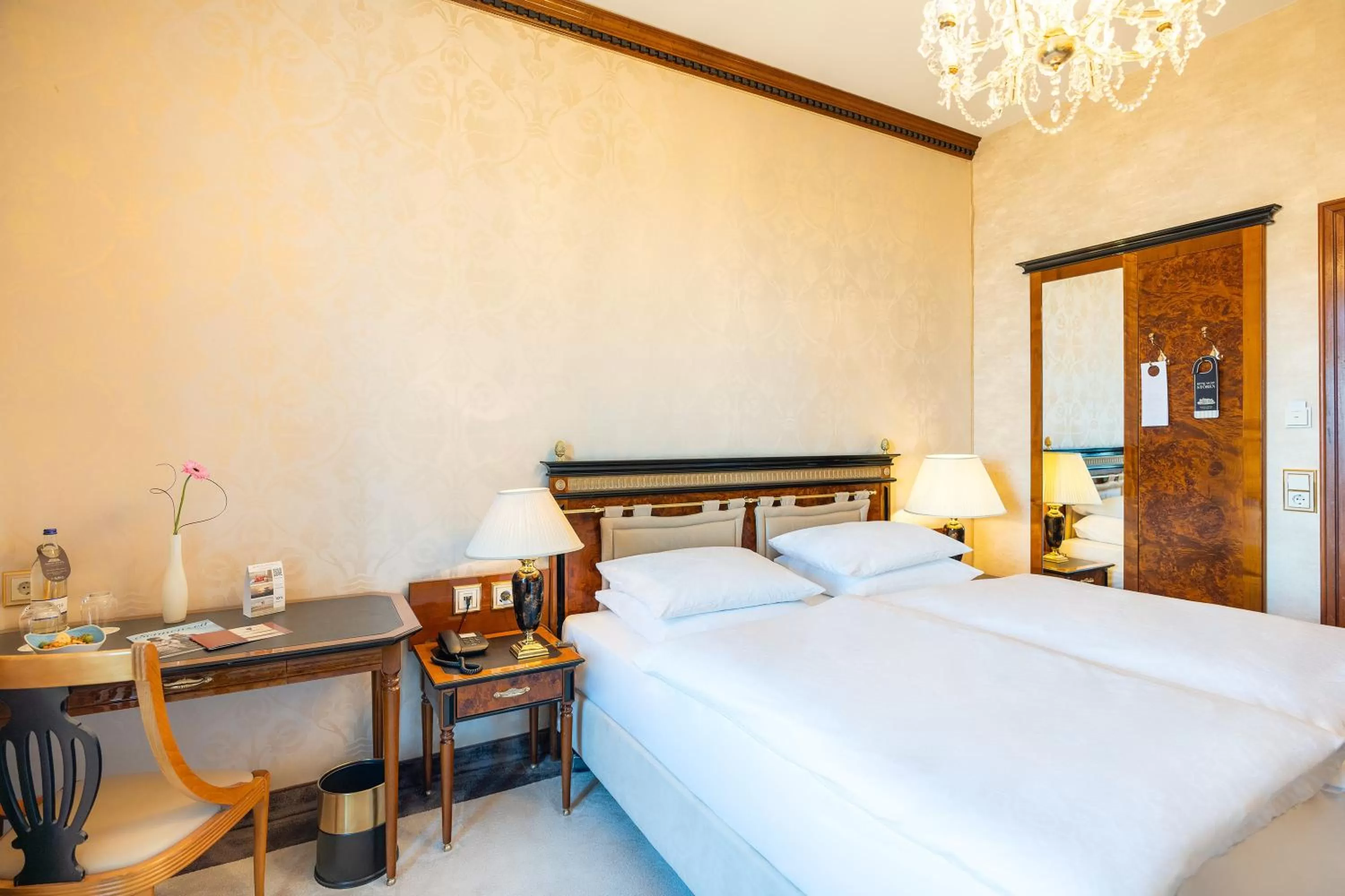 Photo of the whole room, Bed in SEETELHOTEL Ahlbecker Hof das elegante Traditionshotel & ruhiger Rückzugsort an der Ostsee