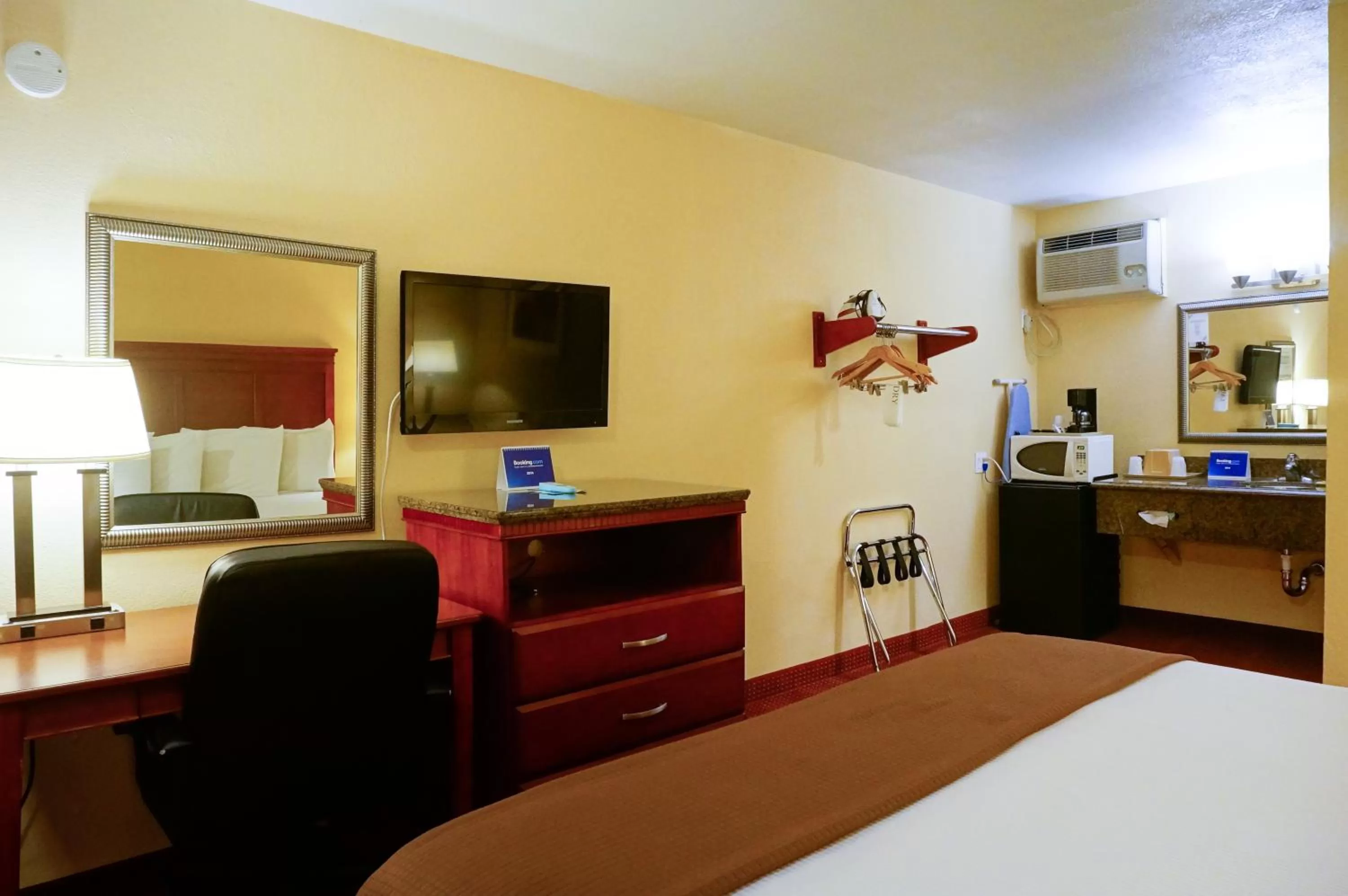 TV and multimedia, Bed in Rodeway Inn Santa Clara El Camino Real