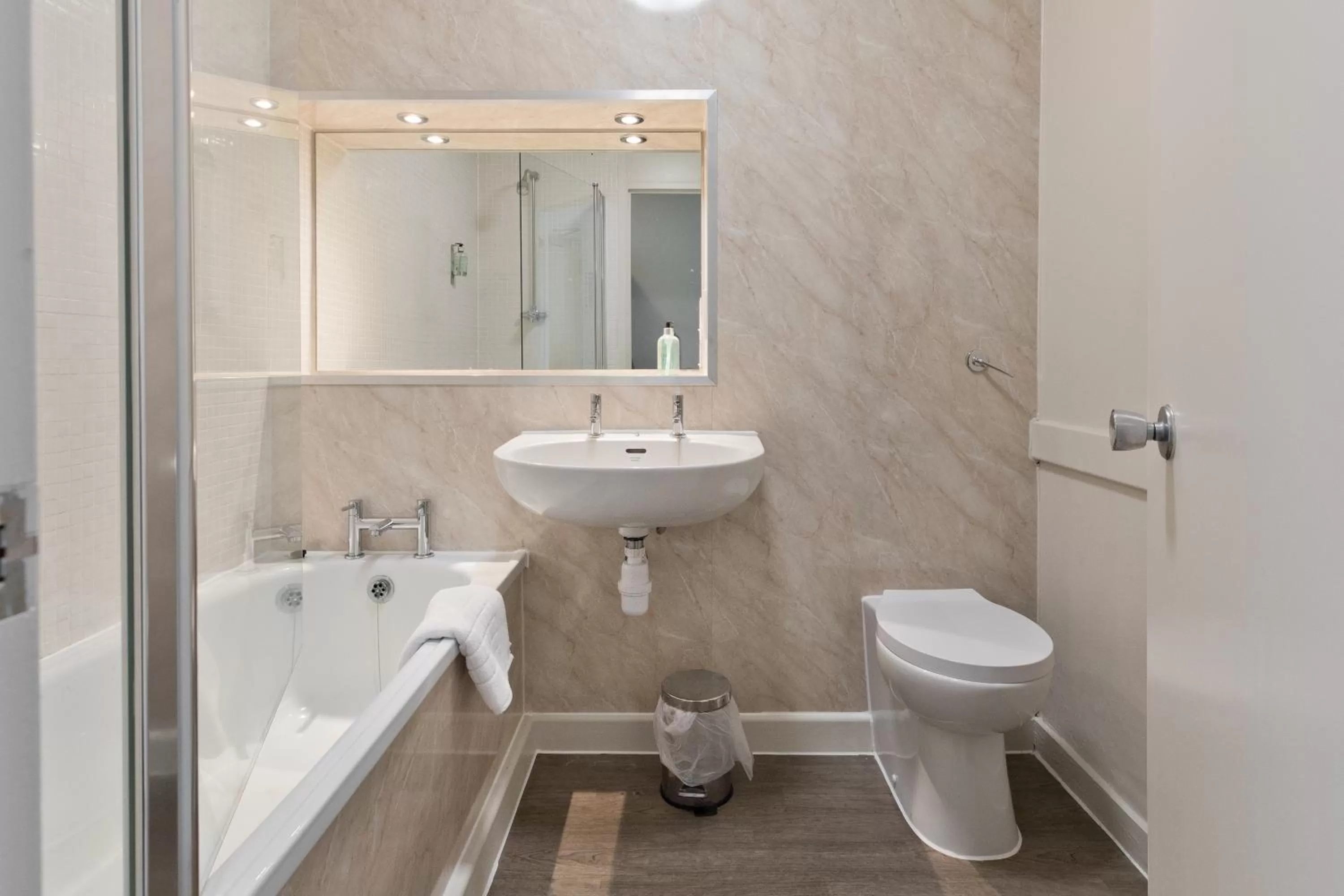 Bathroom in Blue Bell Lodge Hotel