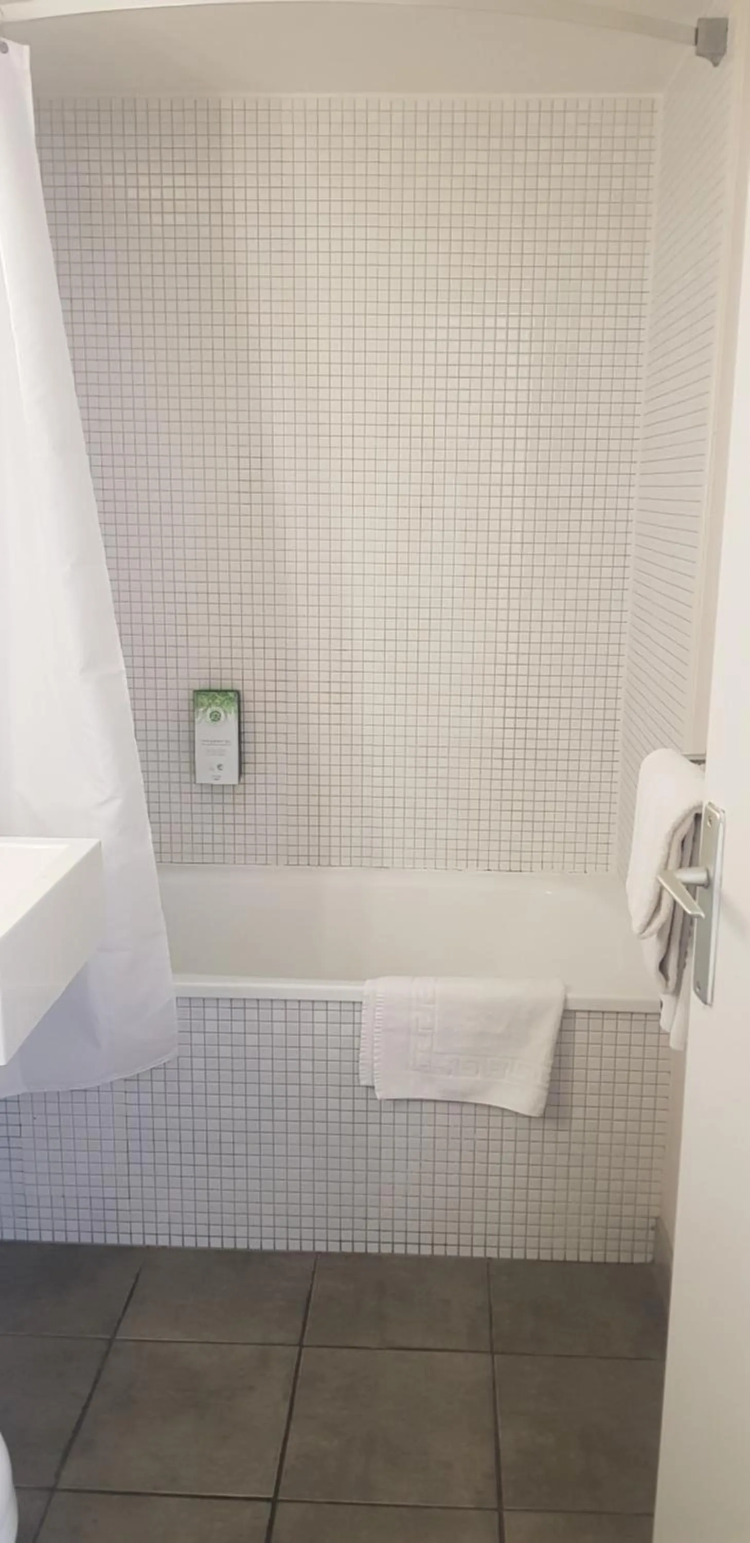 Bath in Campanile Hotel Chantilly