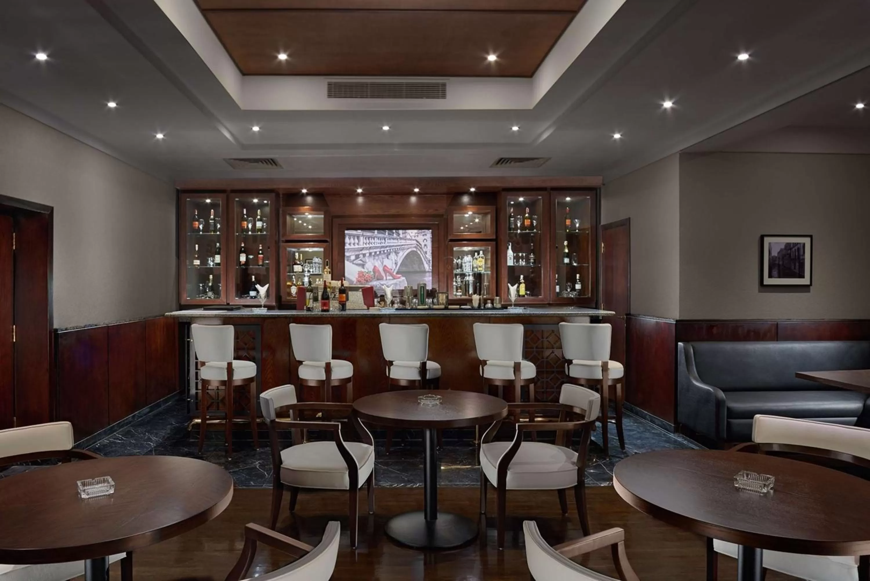 Lounge or bar in Hilton Alexandria Green Plaza