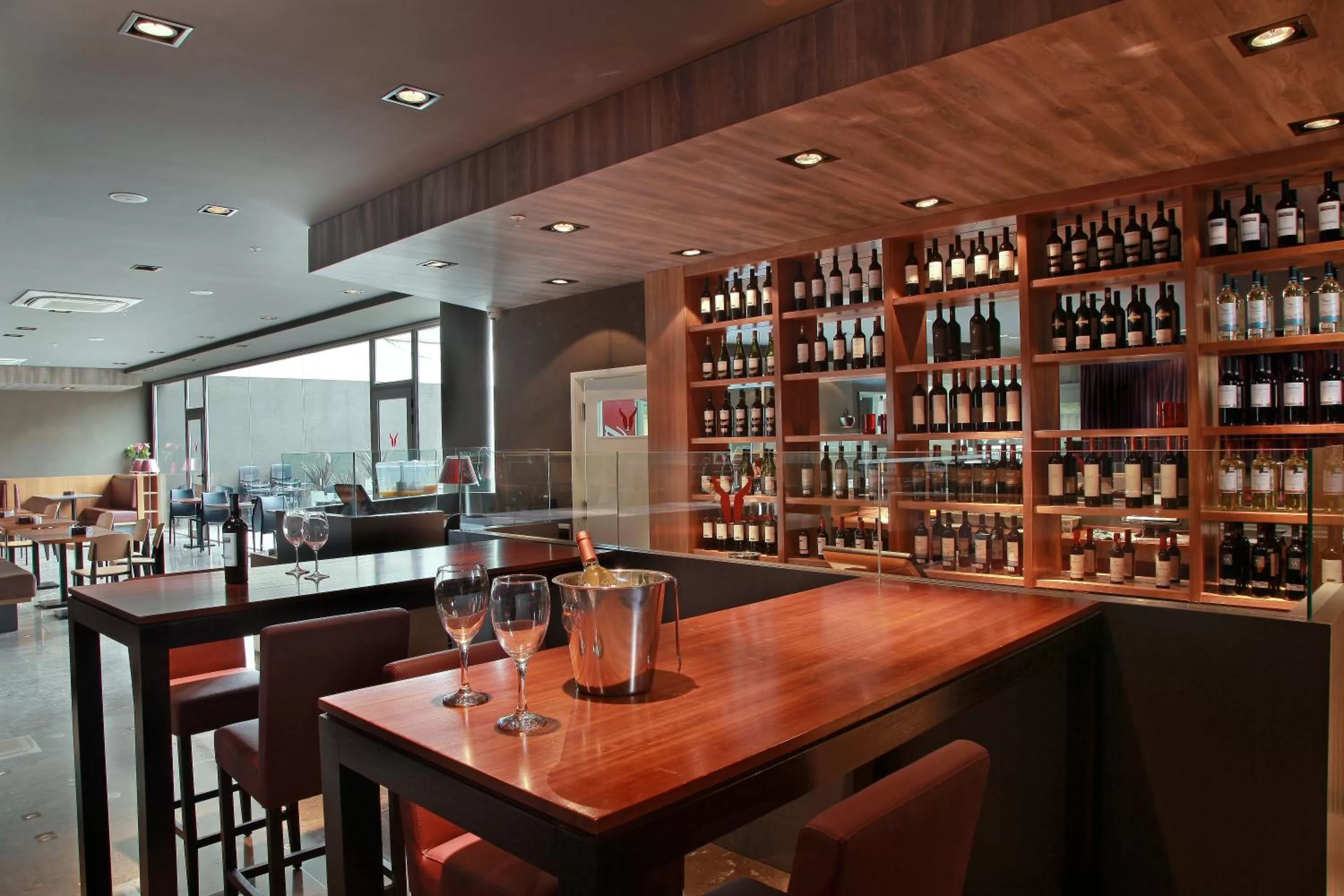 Lounge or bar in Dazzler by Wyndham Montevideo