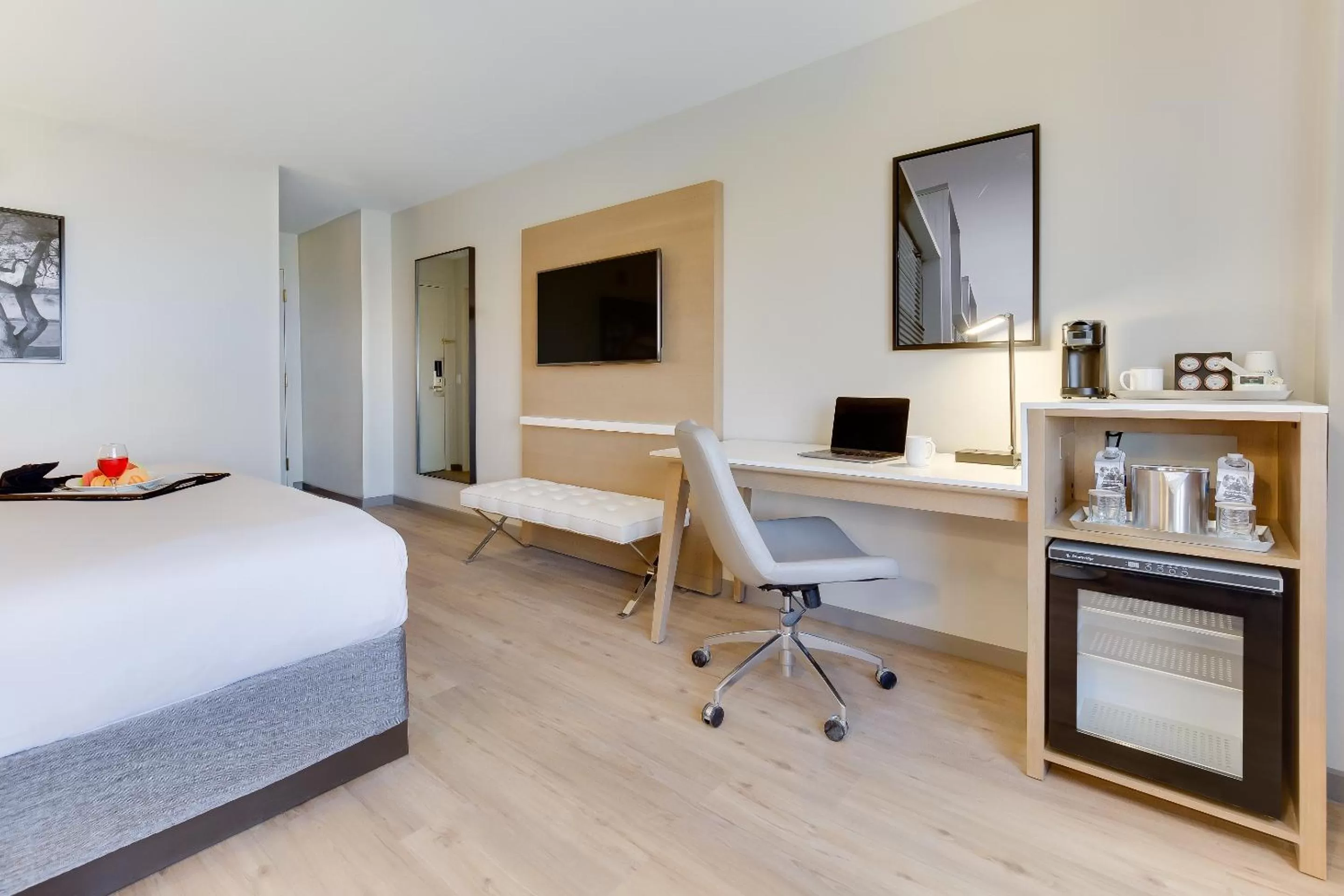 Bedroom, Bed in Radisson Hotel Seattle Airport