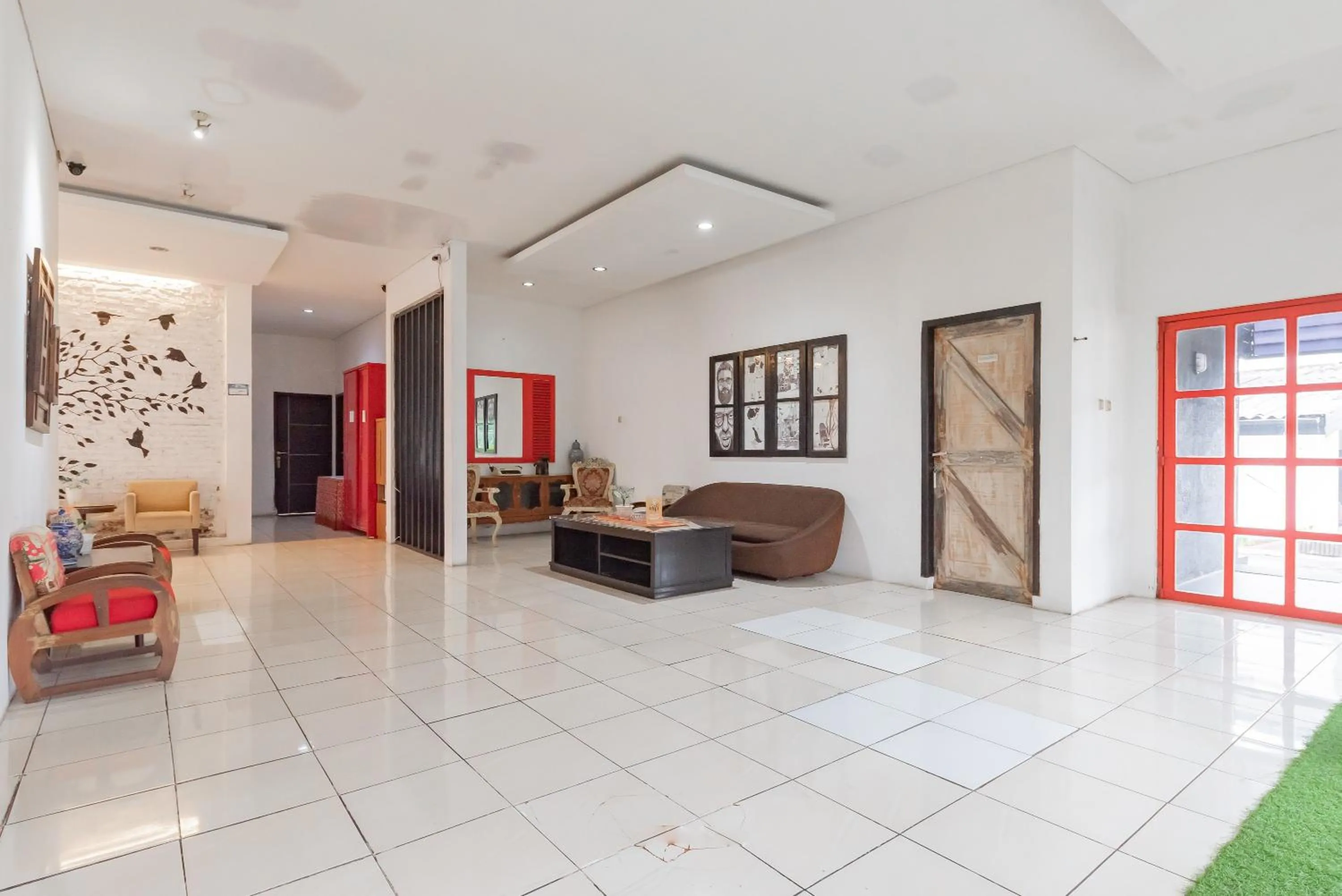 Seating area in RedDoorz near Taman Kota Lapang Merdeka Sukabumi