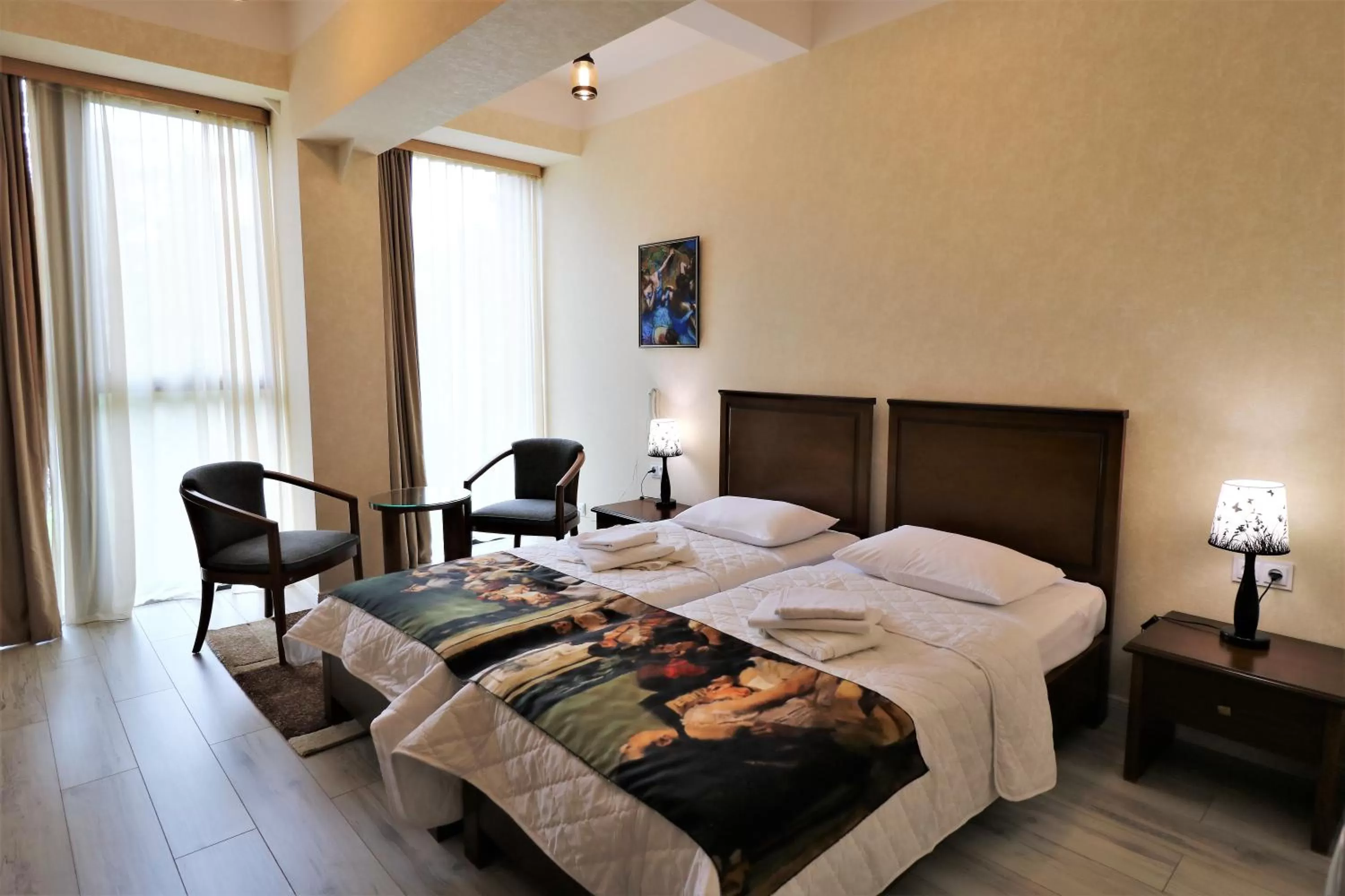 Photo of the whole room, Bed in Hotel Liberty Theatre