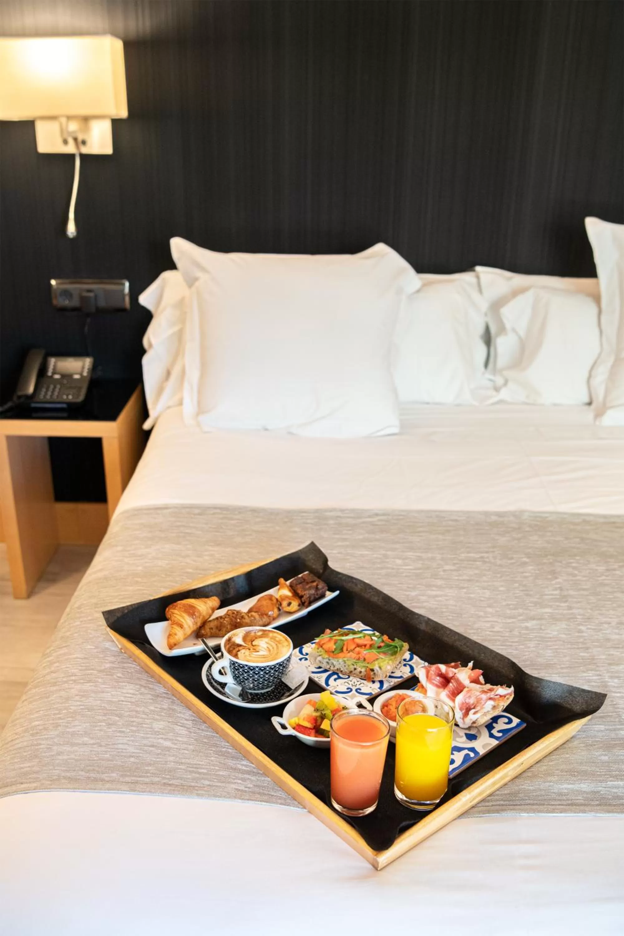 Breakfast, Bed in Hotel Plaza