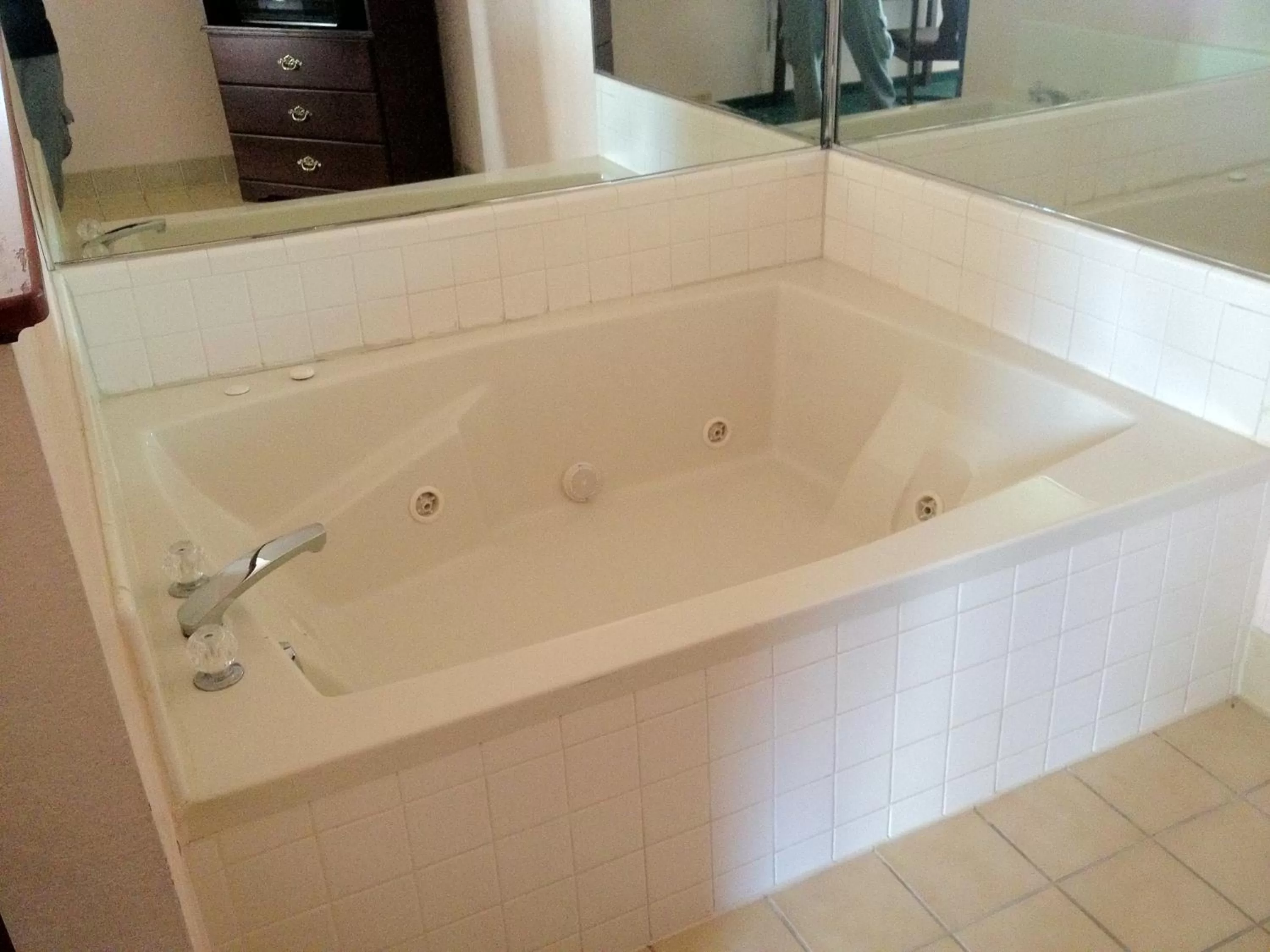 King Suite with Spa Bath - Non-Smoking in Days Inn by Wyndham Washington Court House