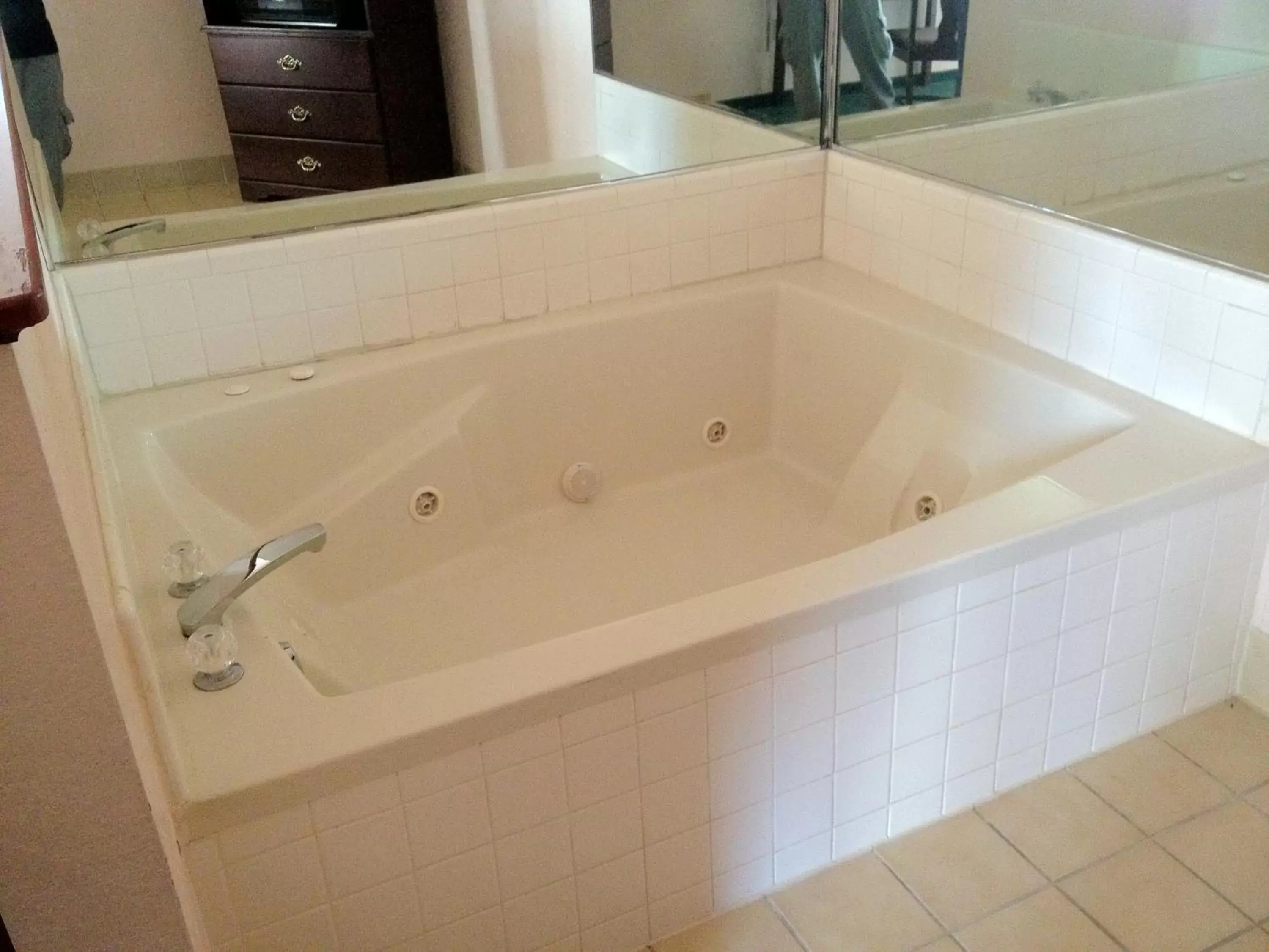 King Suite with Spa Bath - Non-Smoking in Days Inn by Wyndham Washington Court House King Suite with Spa Bath - Non-Smoking in Days Inn by Wyndham Washington Court House